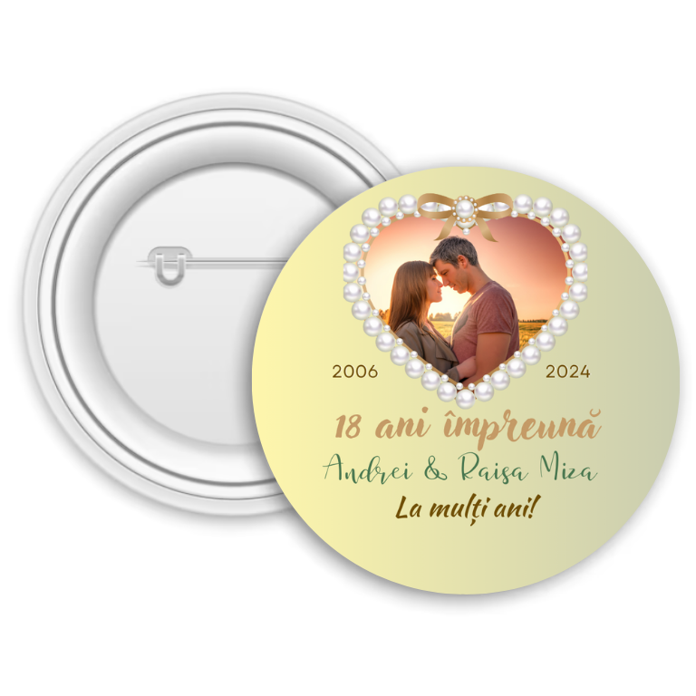 Insignă metalică personalizată cu poză și text – Aniversare relație