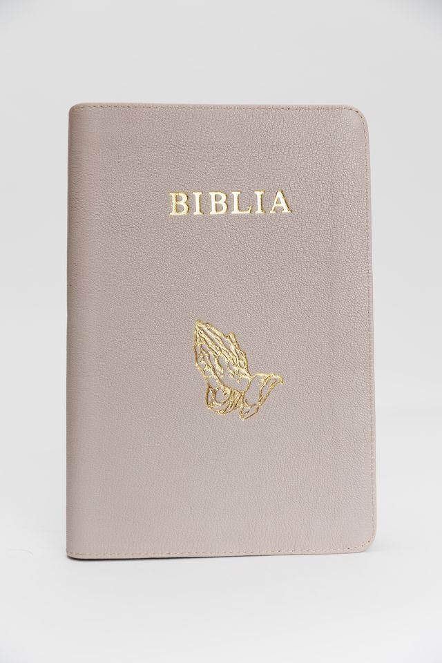 Biblie din piele, marime medie, crem cafeniu, fermoar, index, margini aurii, mâini în ruga, cuv. lui Isus cu rosu [SB 057 PFI]