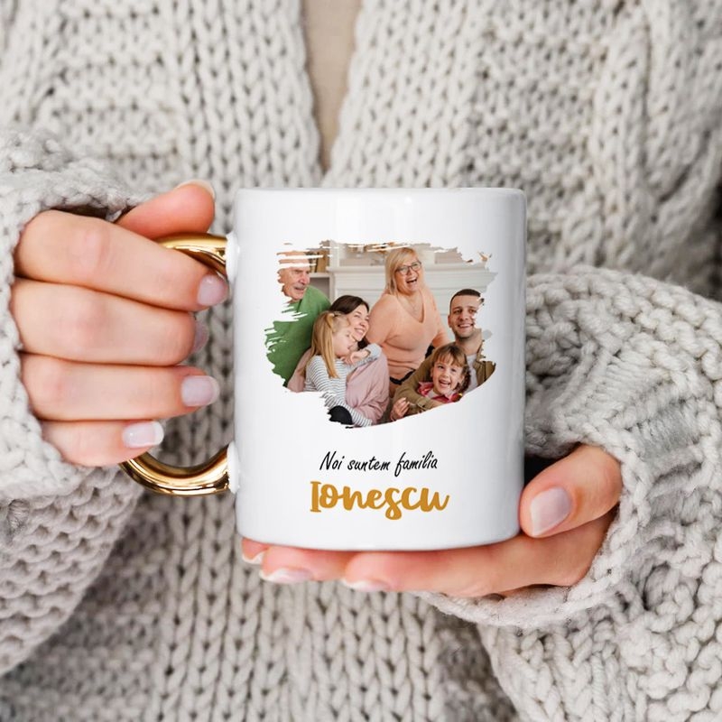 Cană cu mâner auriu personalizata  cu poză și numele familiei Cană cu mâner auriu personalizata  cu poză și numele familiei
