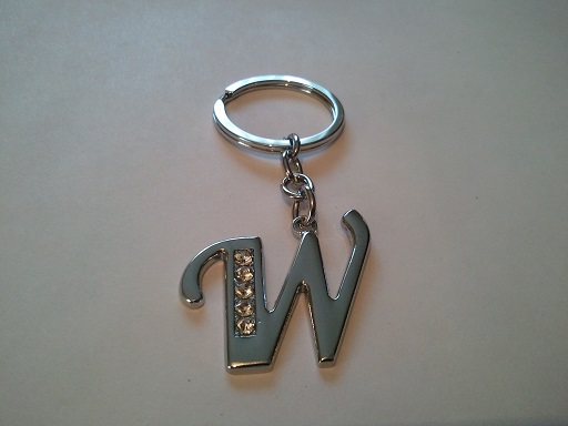 Breloc metalic initialele alfabetului – Litera W Breloc metalic initialele alfabetului – Litera W