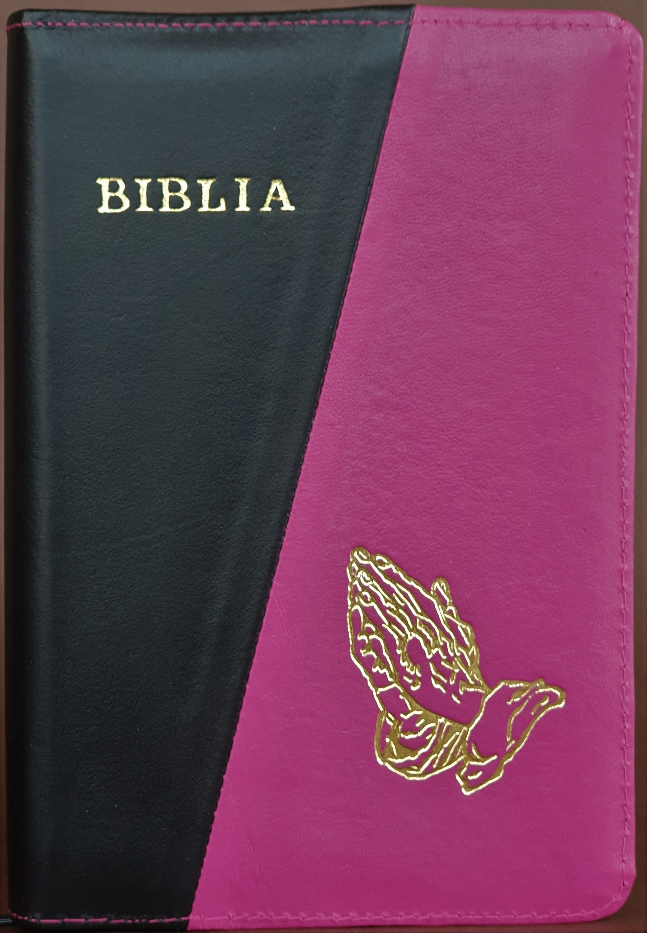 Biblie din piele, marime medie, culoare negru cu magenta, fermoar, maini in rugaciune, margini albe,cuv. lui Isus cu rosu [053]