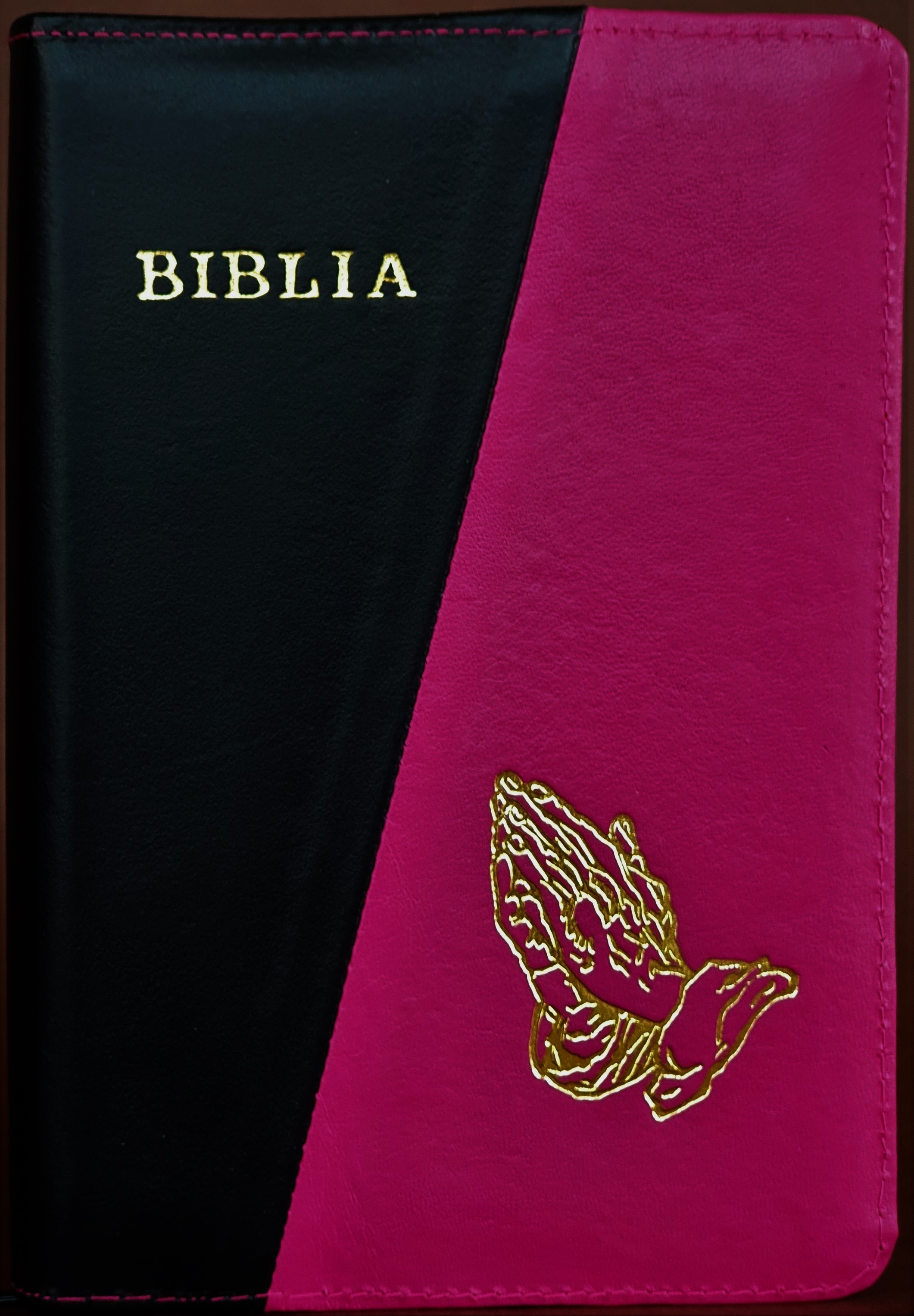 Biblie din piele, marime medie, culoare negru cu magenta, fermoar, maini in rugaciune, margini albe,cuv. lui Isus cu rosu [053]