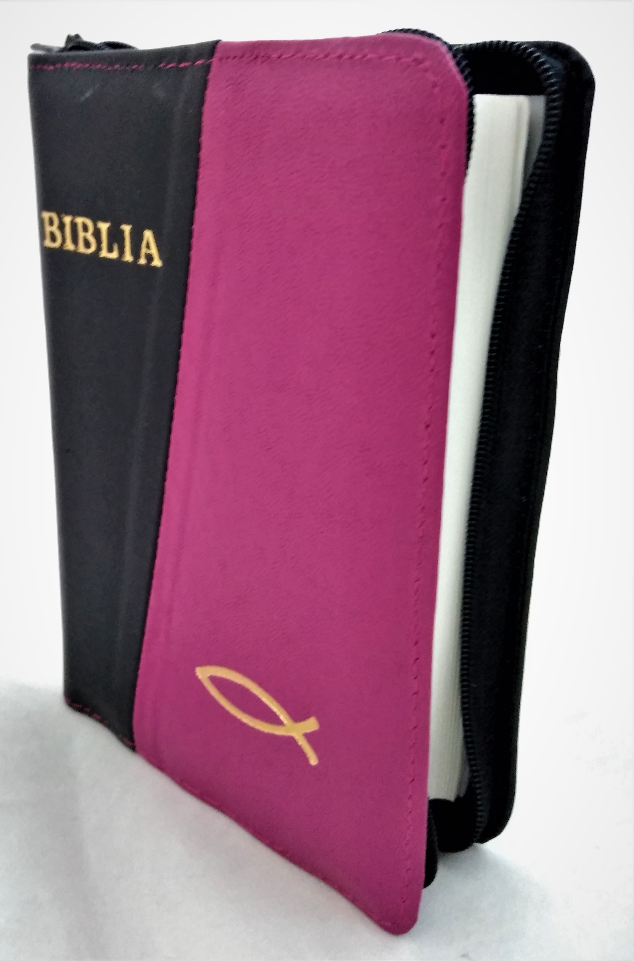 Biblie din piele, mica, culoare  negru / magenta texturat, fermoar, margini albe, simbolul peste, cuv. lui Isus in rosu [043 PF]
