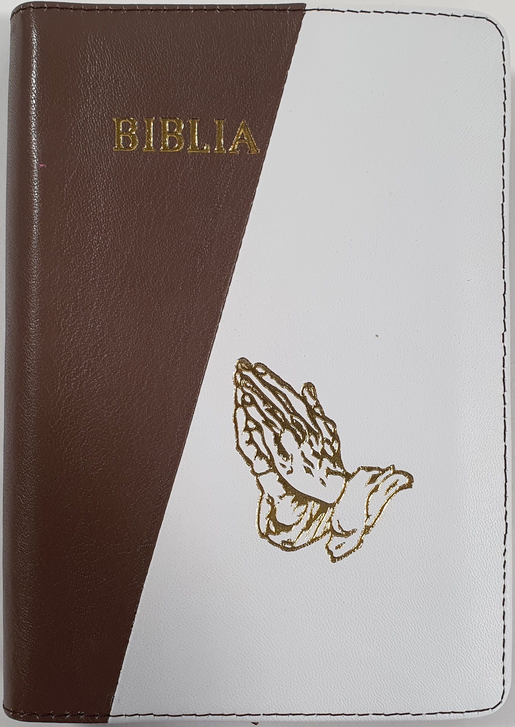 Biblie din piele, marime medie, culoare maro cu alb, simbol maini in rugaciune, fermoar, index, margini aurii, cuv. lui Isus cu rosu [SB 057 PFI]