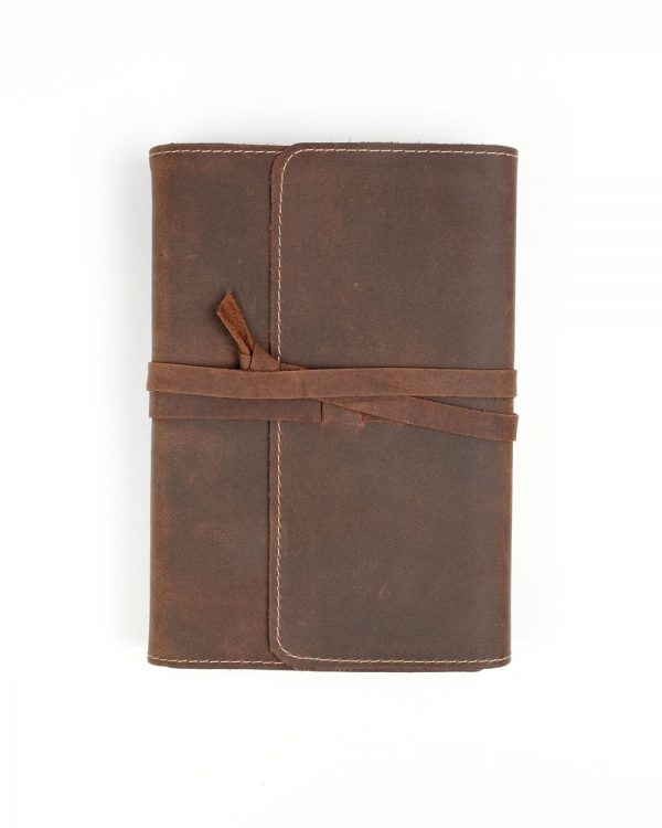 Biblia, marime medie, index, aurita + Husă Handcraft, piele autentica cu snur, maro brun, prelucrata manual Biblia, marime medie, index, aurita + Husă Handcraft, piele autentica cu snur, maro brun, prelucrata manual