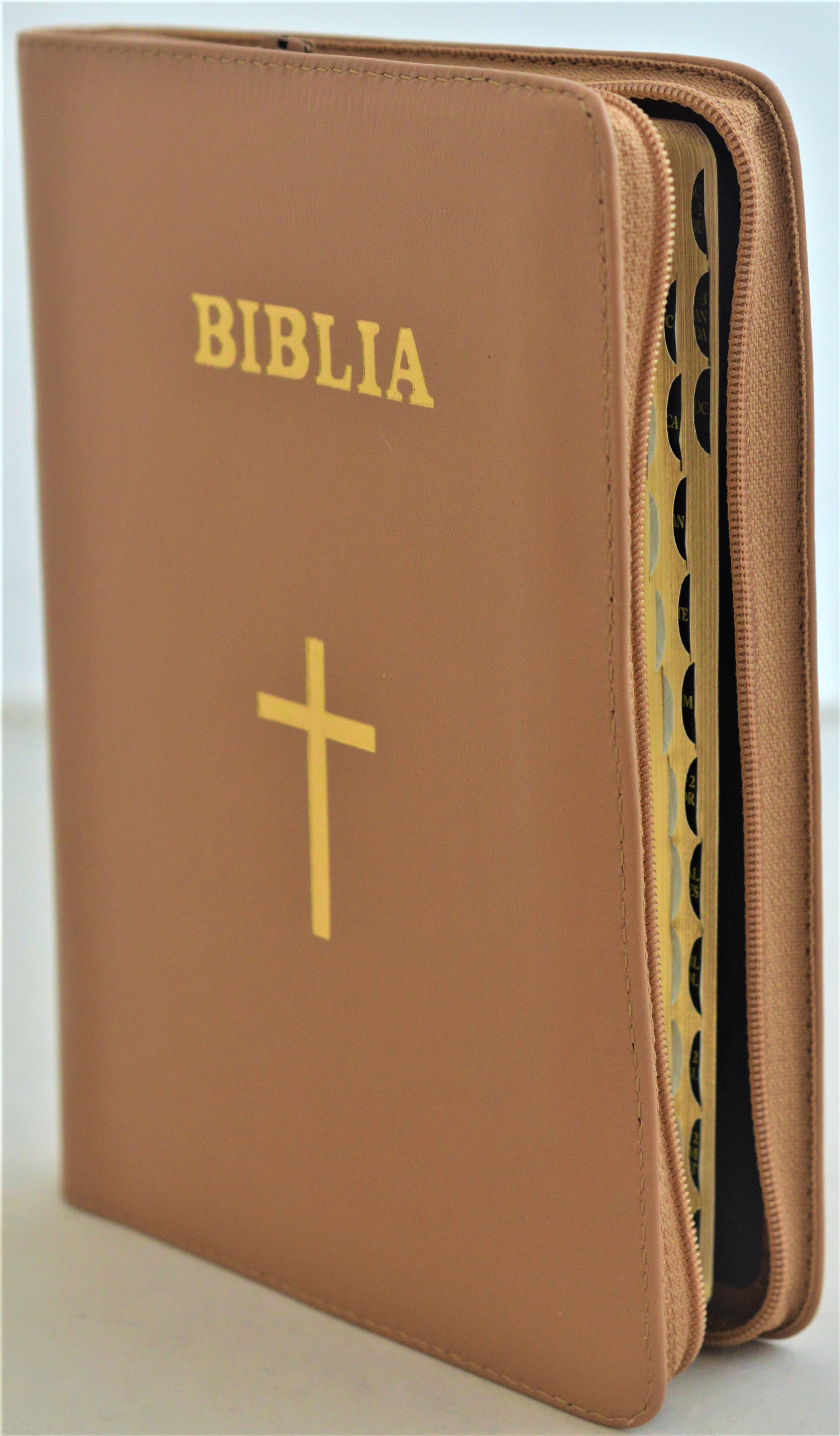Biblie din piele, marime medie, culoare bej, fermoar, index, margini aurii, simbol cruce, cuv. lui Isus cu rosu [SB 057 PFI]