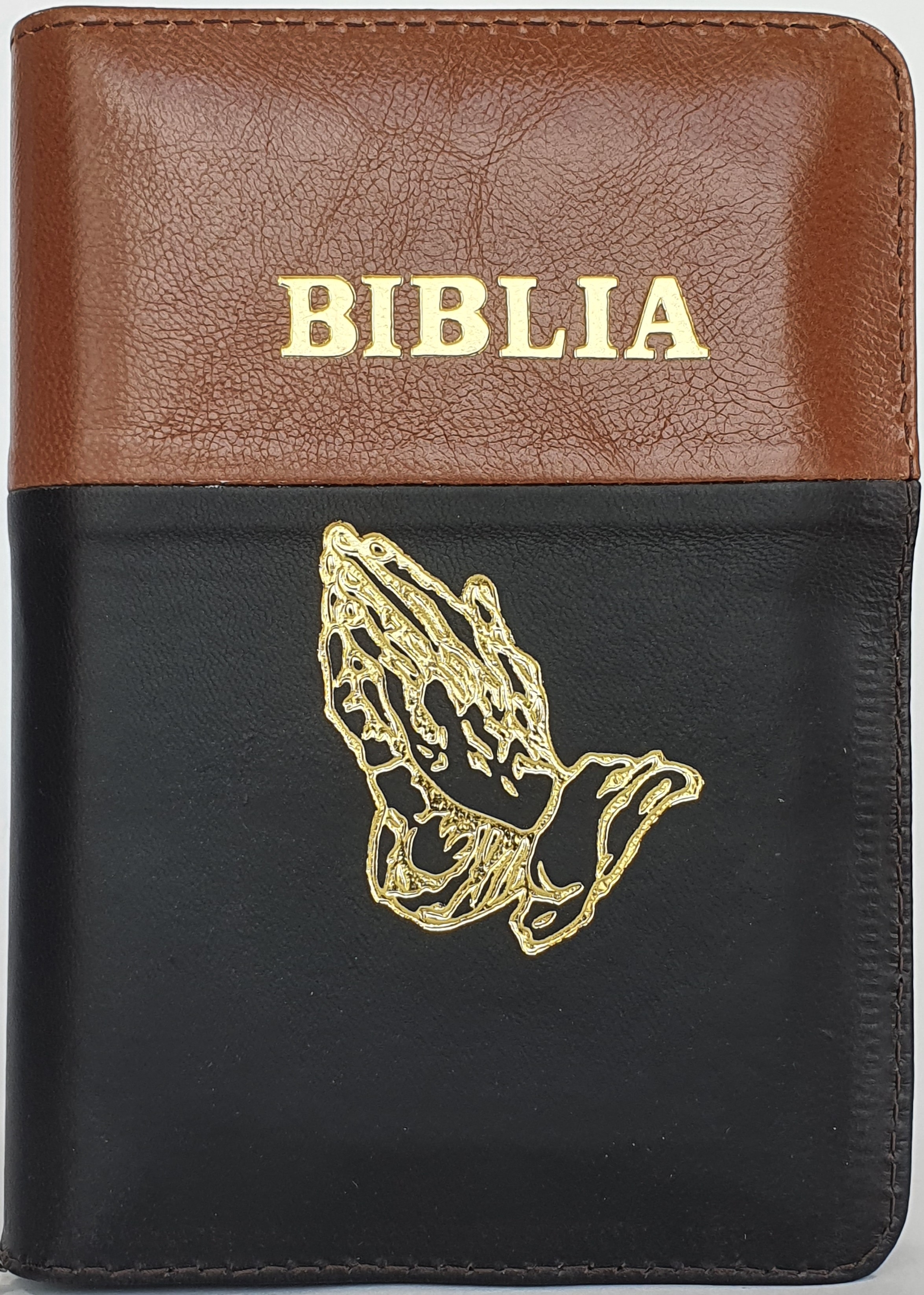 Biblia format mic, din piele, culoare maro cu negru, index, fermoar, margini argintii, simbol maini in rugaciune, cuv. lui Isus in rosu [047 PFI]