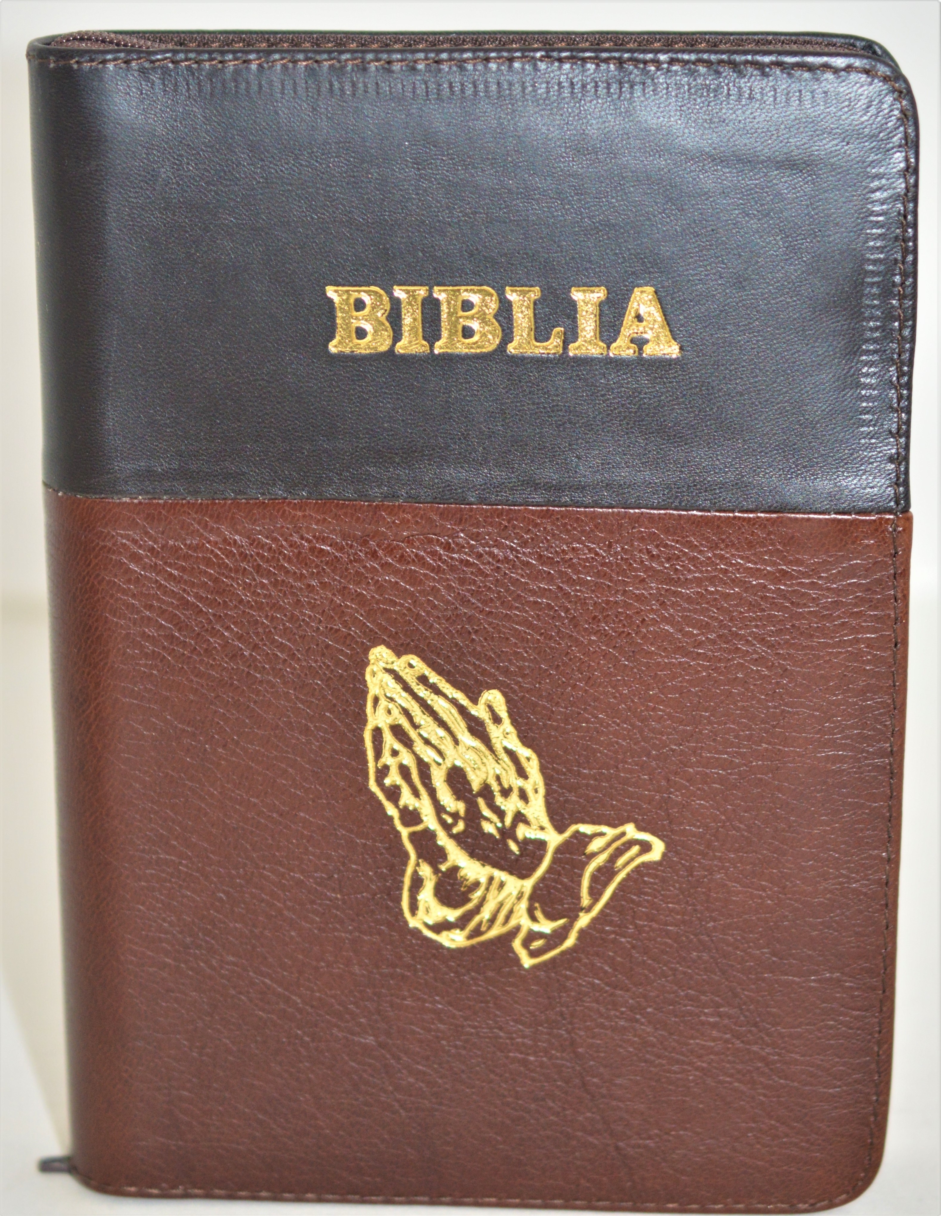 Biblia format mic, din piele, culoare maro brun cu maro, index, fermoar, margini argintii, simbol maini in rugaciune, cuv. lui Isus in rosu [047 PFI]
