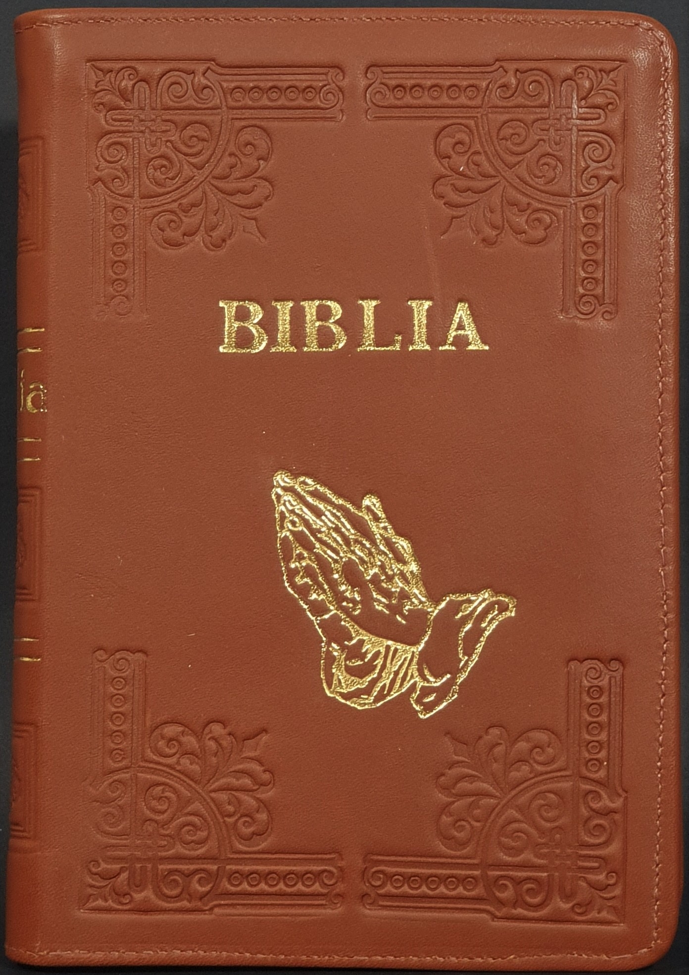 Biblia din piele, handmade, marime medie, culoare maro, margini aurii cu index,fermoar, simbol maini in rugaciune, cuv. lui Isus cu rosu [057 HM]