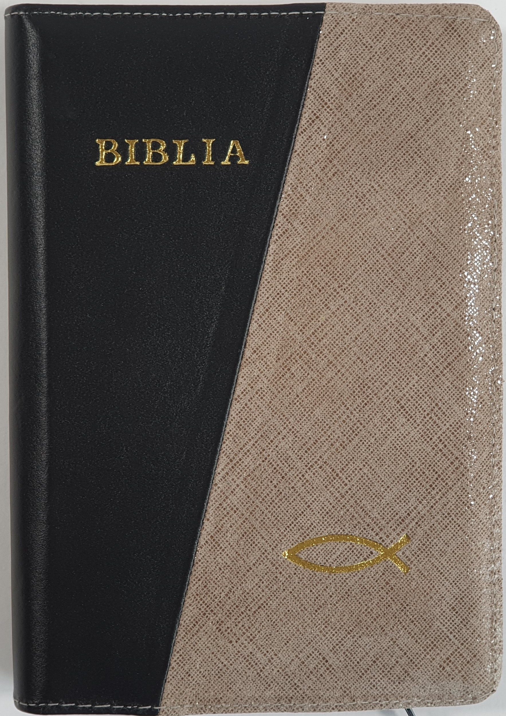 Biblia din piele, marime medie, culoare negru cu nuanta de maro texturat, fermoar,margini albe,simbol peste, cuv. lui Isus cu rosu [053]