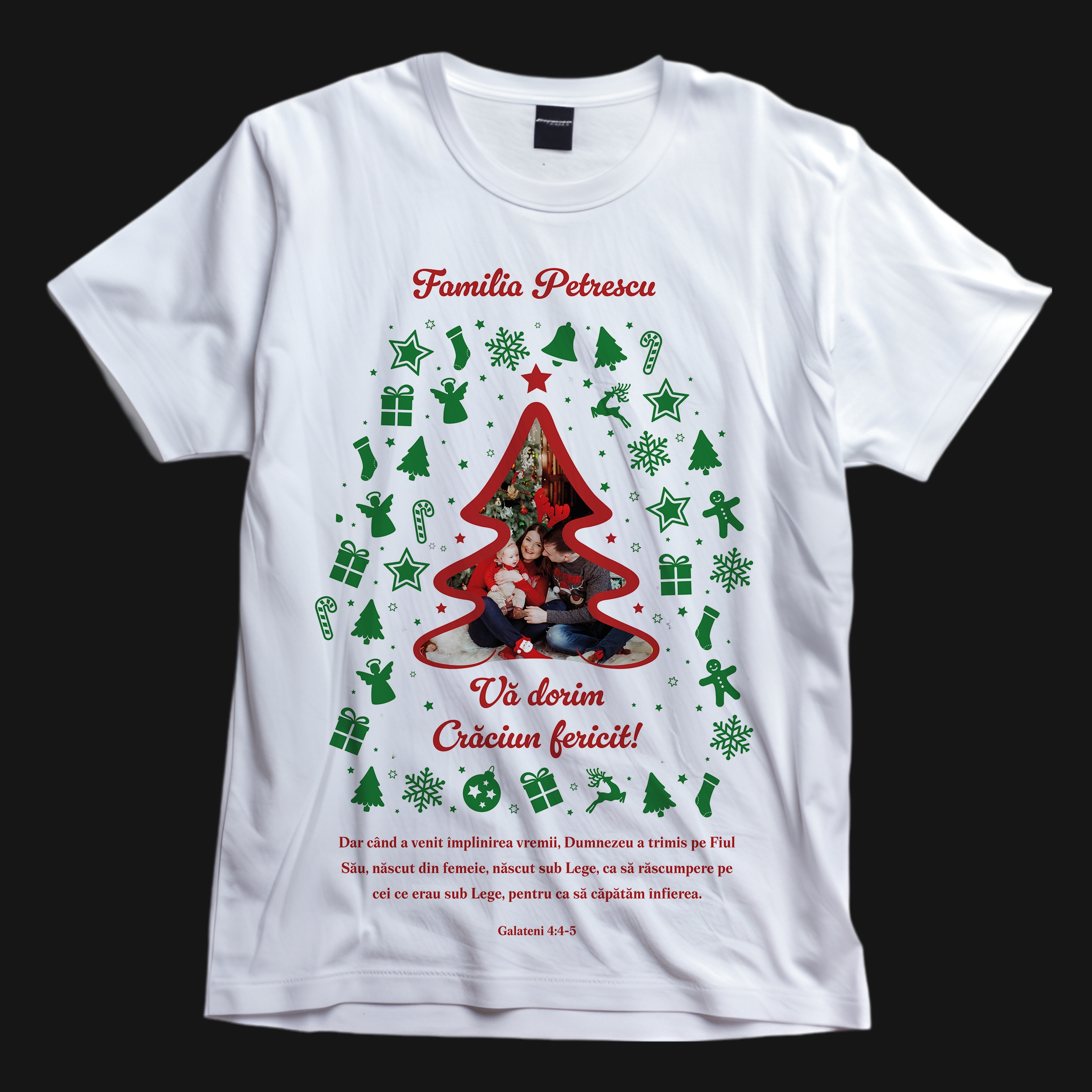 Tricou crestin personalizat cu verset biblic, poză și numele de familie - Crăciun fericit! Tricou crestin personalizat cu verset biblic, poză și numele de familie - Crăciun fericit!