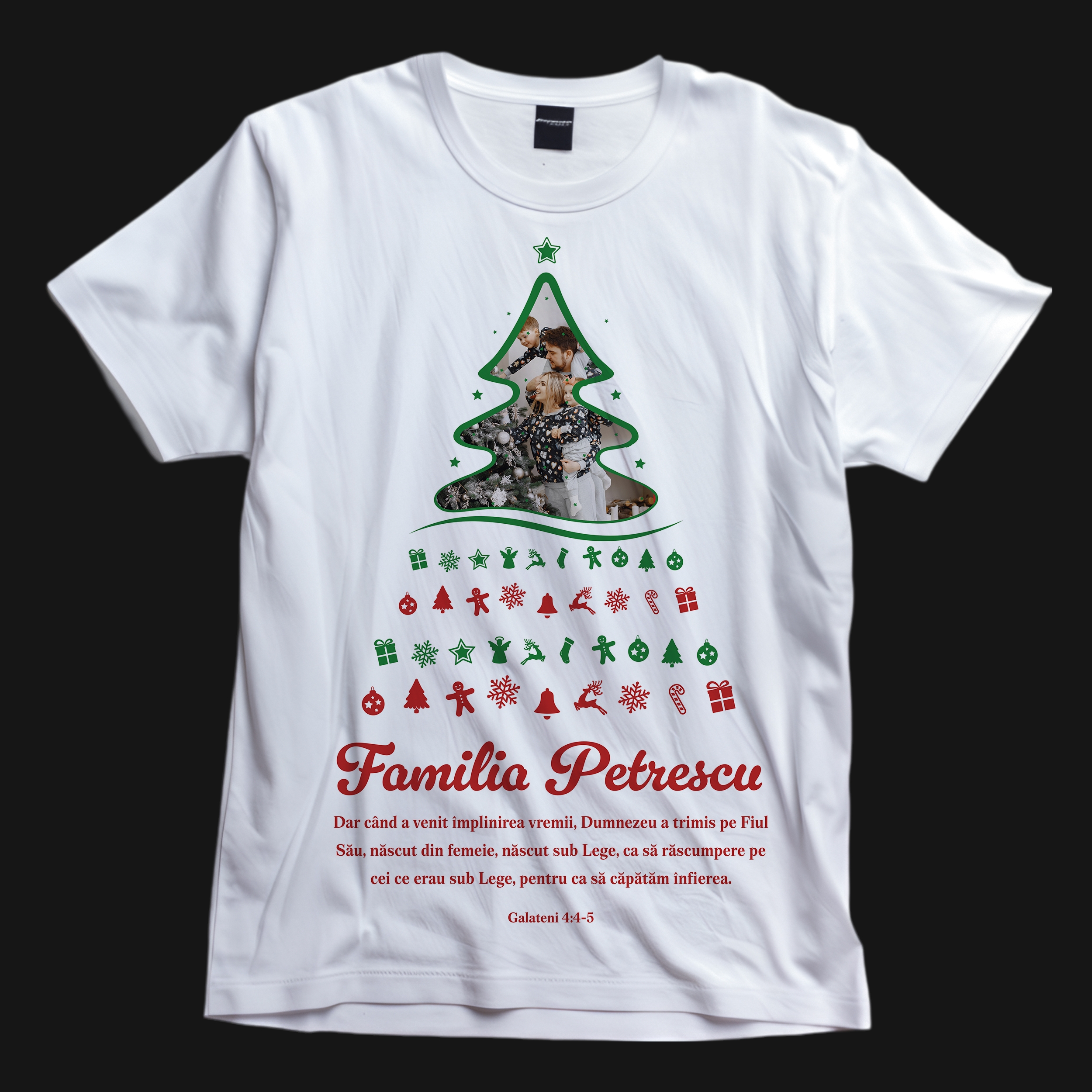 Tricou crestin personalizat cu verset biblic, poză și numele de familie - Crăciun Tricou crestin personalizat cu verset biblic, poză și numele de familie - Crăciun