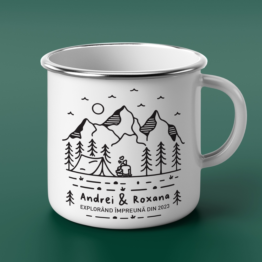 Cană metalică emailată personalizată cu două nume si text – Călătorie in doi Cană metalică emailată personalizată cu două nume si text – Călătorie in doi