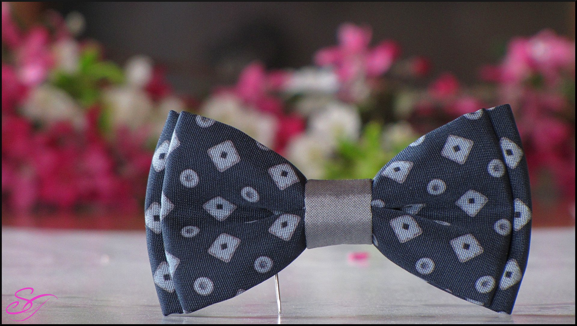 Papion albastru cu romburi gri Papion albastru cu romburi gri