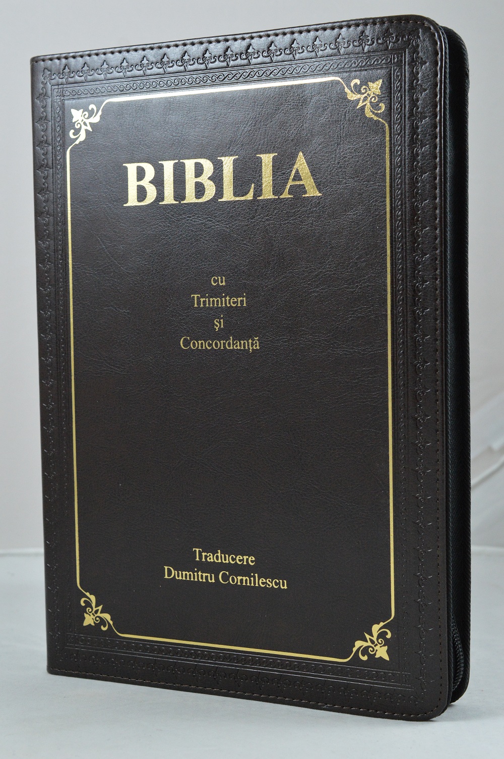 Biblia cu concordanta, mare, scris foarte mare, piele, neagra, fermoar, index, cuv. lui Isus in rosu [083 ZTI]