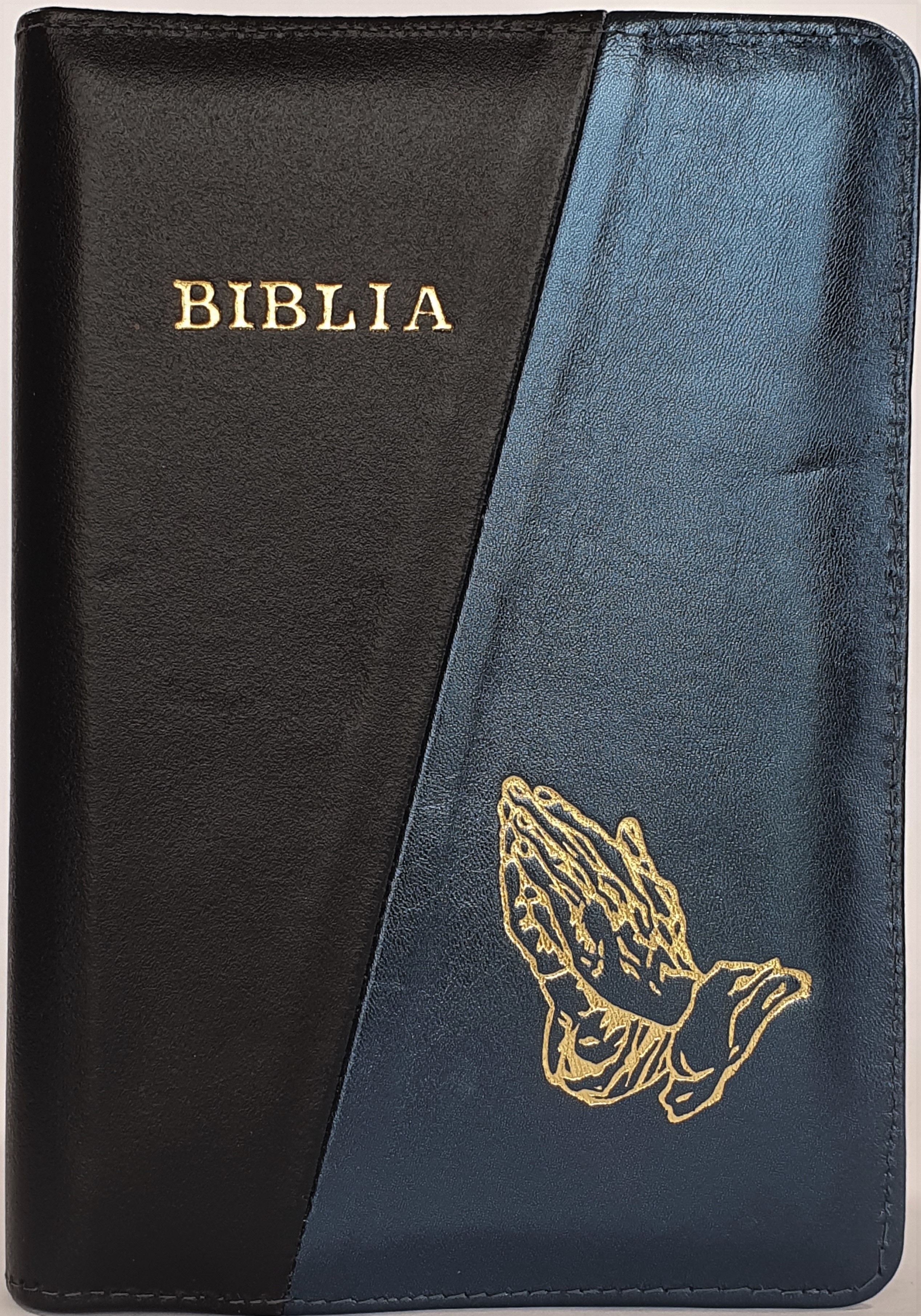 Biblie din piele, marime medie, culoare negru cu albastru inchis sidefat, simbol maini in rugaciune, fermoar, index, margini aurii, cuv. lui Isus cu rosu [SB 057 PFI]