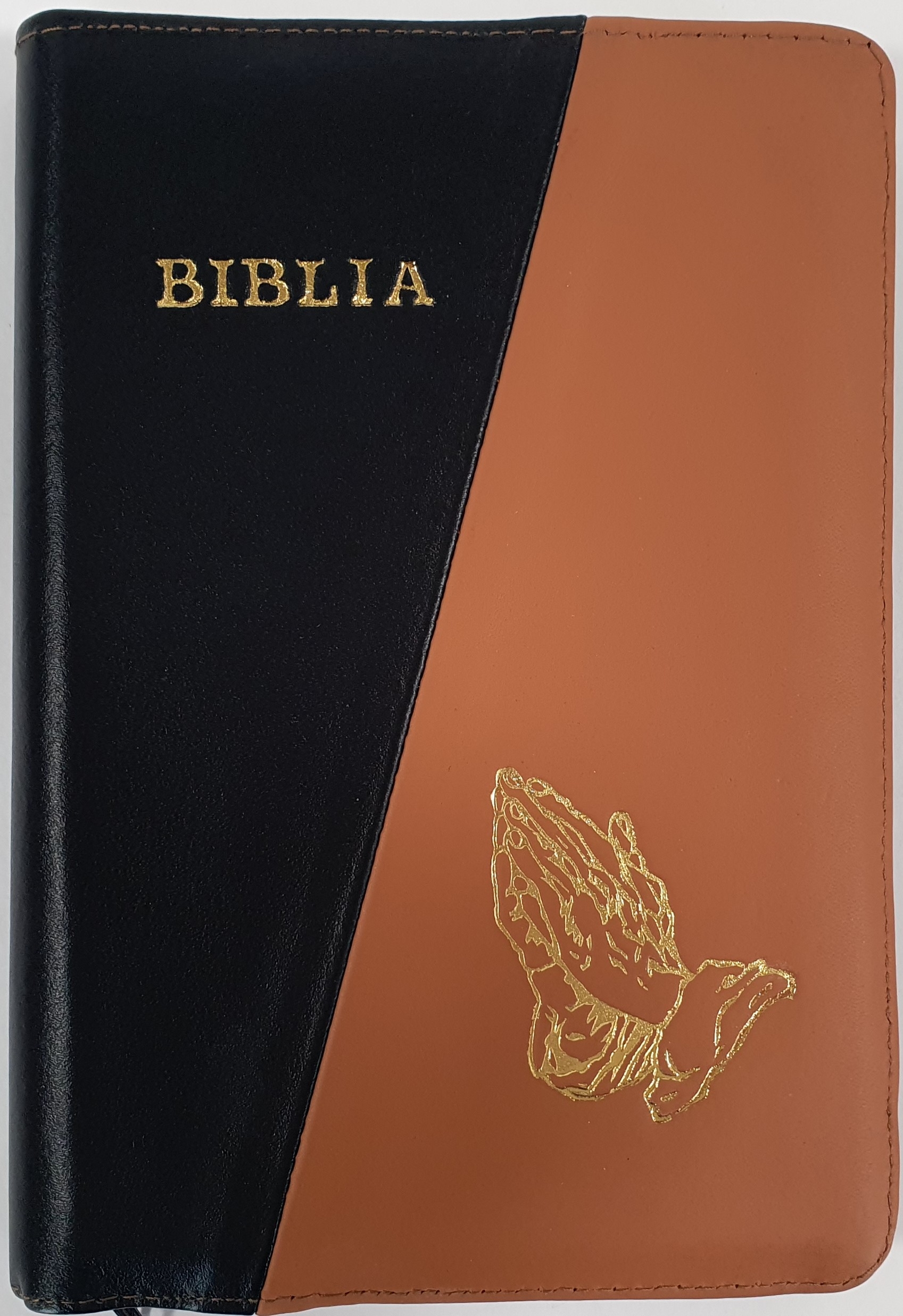 Biblie din piele, marime medie, culoare negru cu maro deschis, simbol maini in rugaciune, fermoar, index, margini aurii, cuv. lui Isus cu rosu [SB 057 PFI]