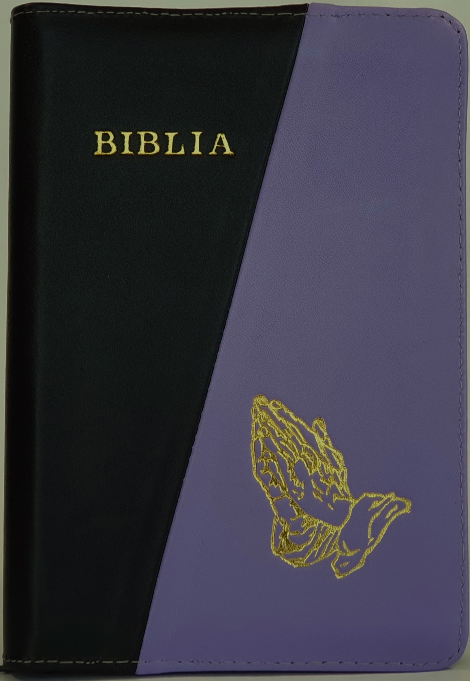 Biblie din piele, marime medie, culoare, negru cu mov,  fermoar, margini albe, simbol maini in rugaciune, cuv. lui Isus cu rosu [053]