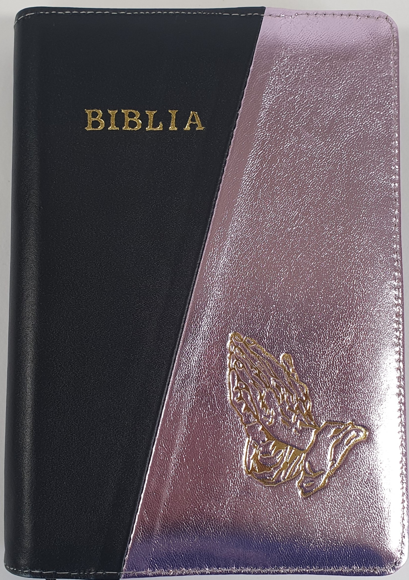 Biblie din piele, marime medie, culoare negru cu mov deschis sidefat, simbol maini in rugaciune, fermoar, index, margini aurii, cuv. lui Isus cu rosu [SB 057 PFI]