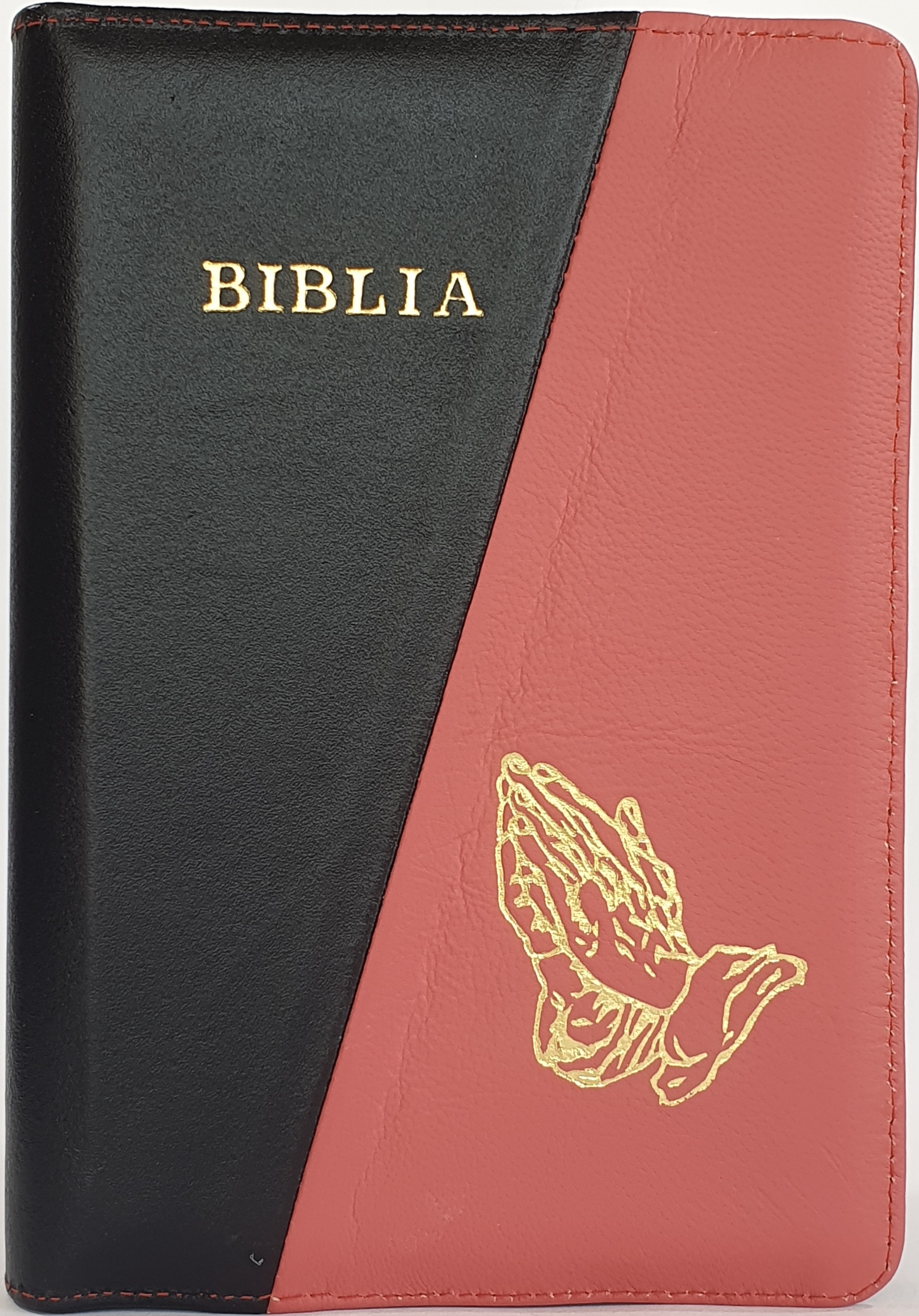 Biblia din piele, marime medie, culoare negru cu maro, fermoar,margini albe,simbol maini in rugaciune, cuv. lui Isus cu rosu [053]