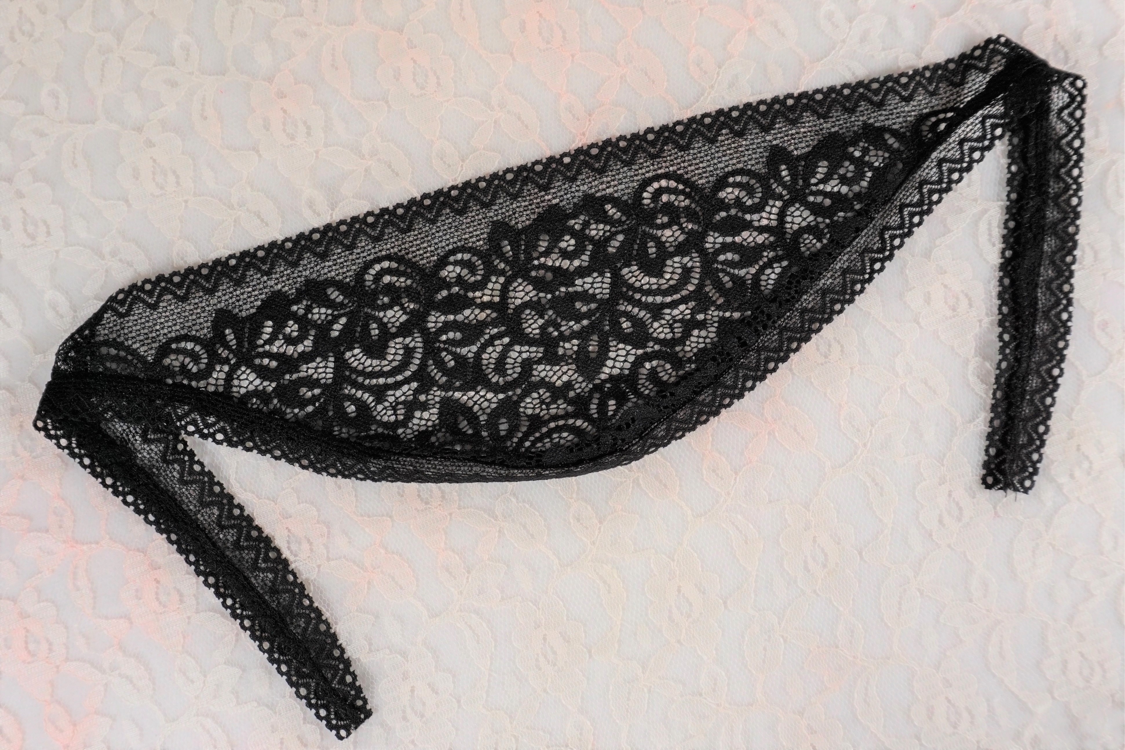 Batic handmade din dantela - Negru (Model 2) Batic handmade din dantela - Negru (Model 2)