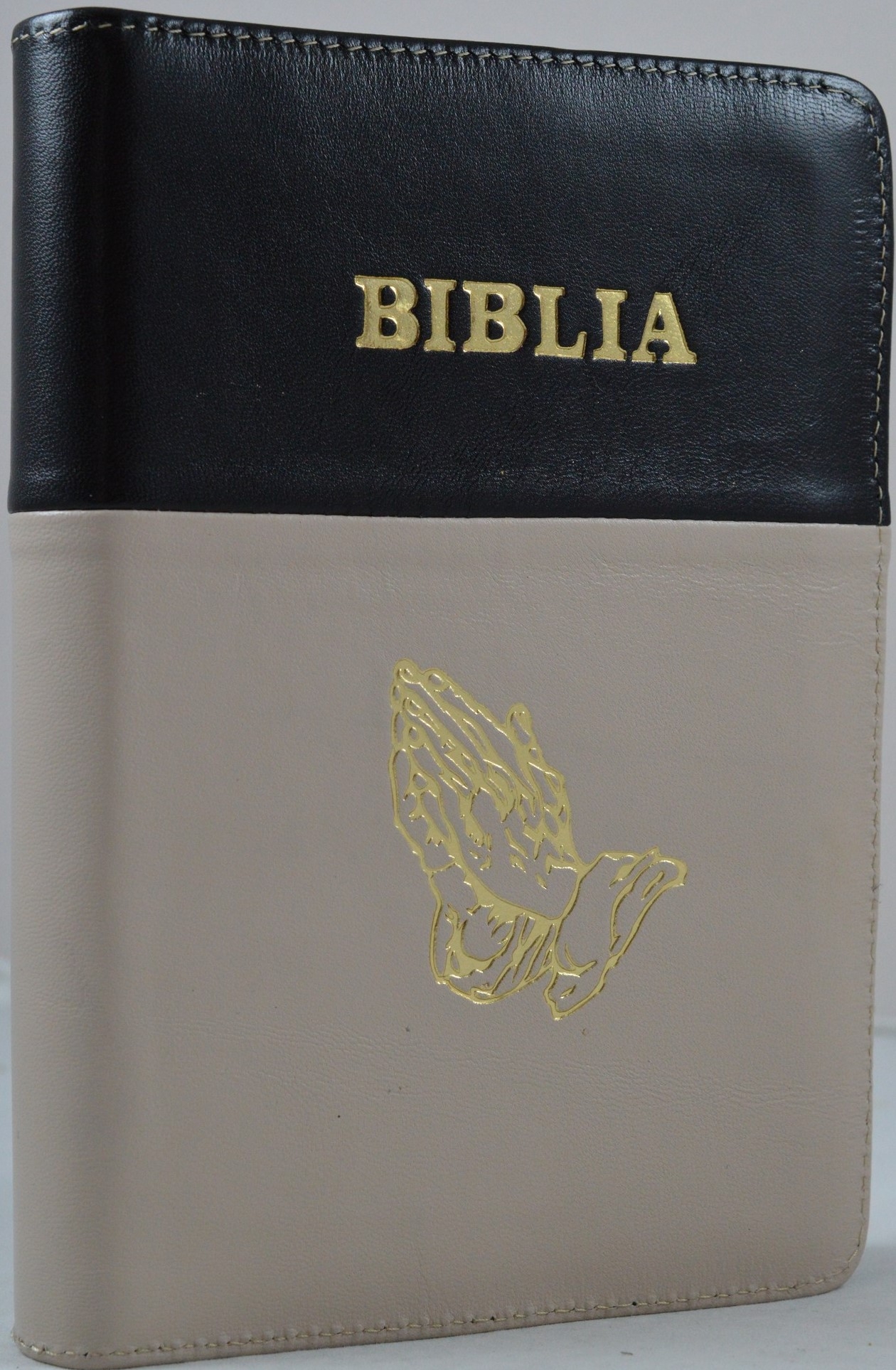 Biblie din piele, marime medie, culoare negru cu crem, simbol maini in rugaciune, fermoar, index, margini aurii, cuv. lui Isus cu rosu [SB 057 PFI]