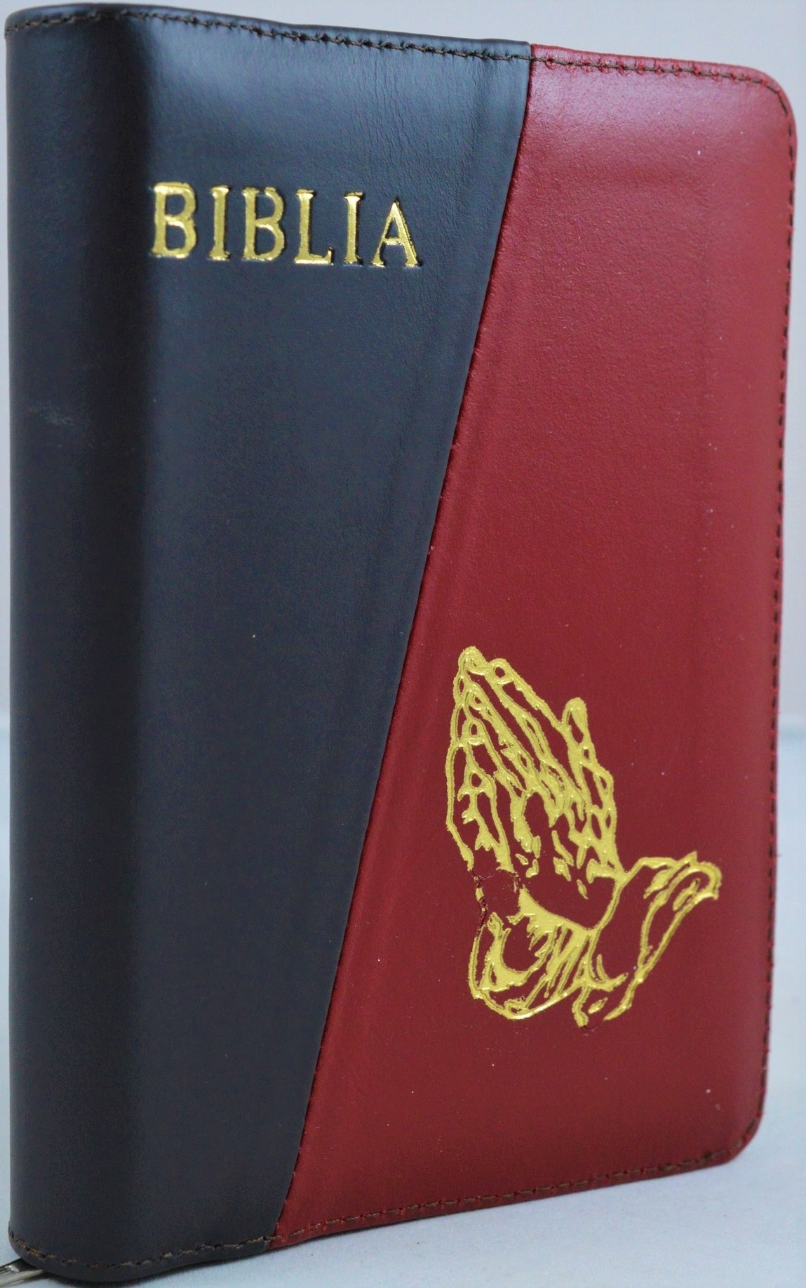 Biblie din piele, marime medie, culoare negru cu rosu, fermoar, maini in rugaciune, margini albe,cuv. lui Isus cu rosu [053]