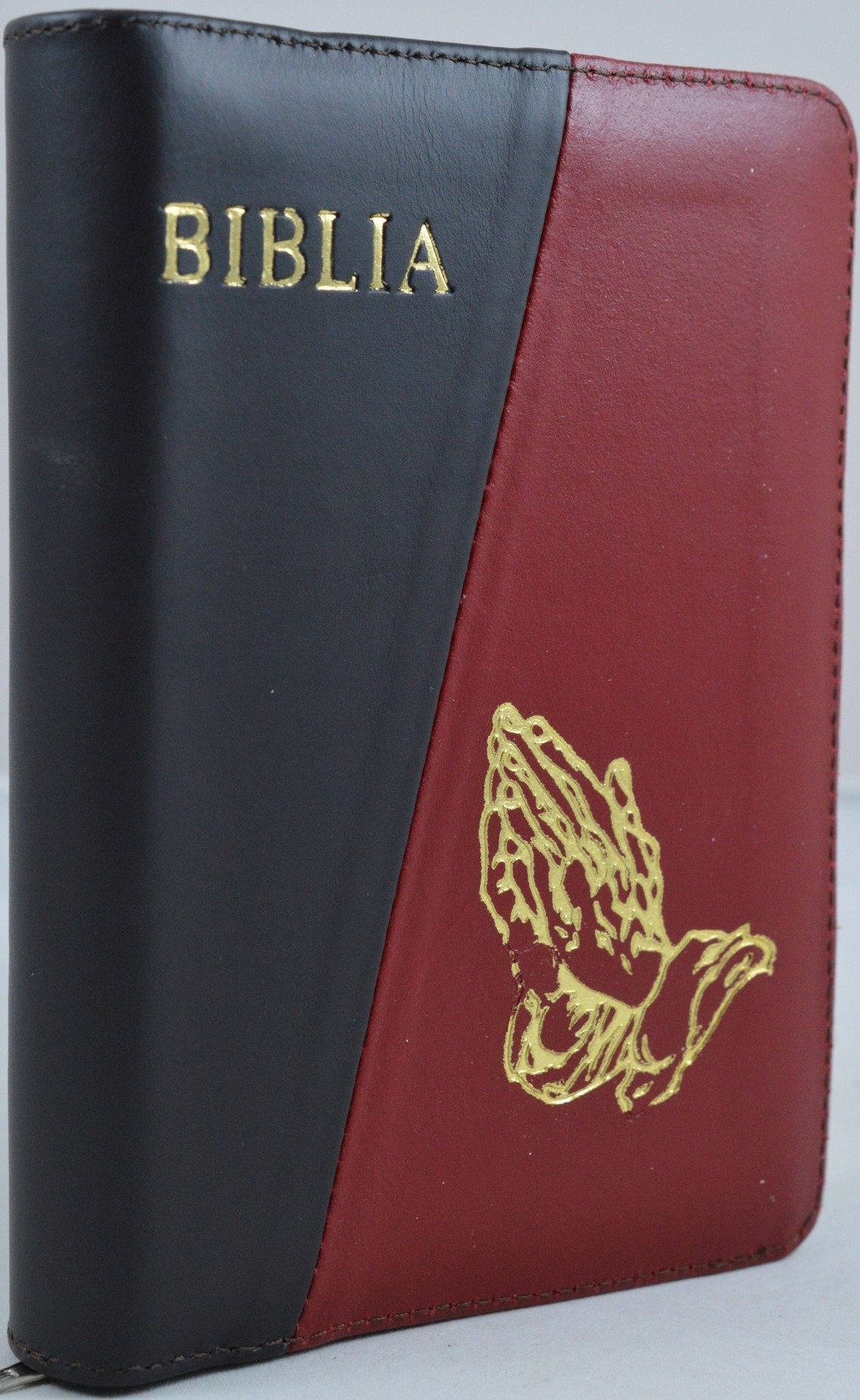 Biblie din piele, marime medie, culoare negru cu rosu inchis, simbol maini in rugaciune, fermoar, index, margini aurii, cuv. lui Isus cu rosu [SB 057 PFI]