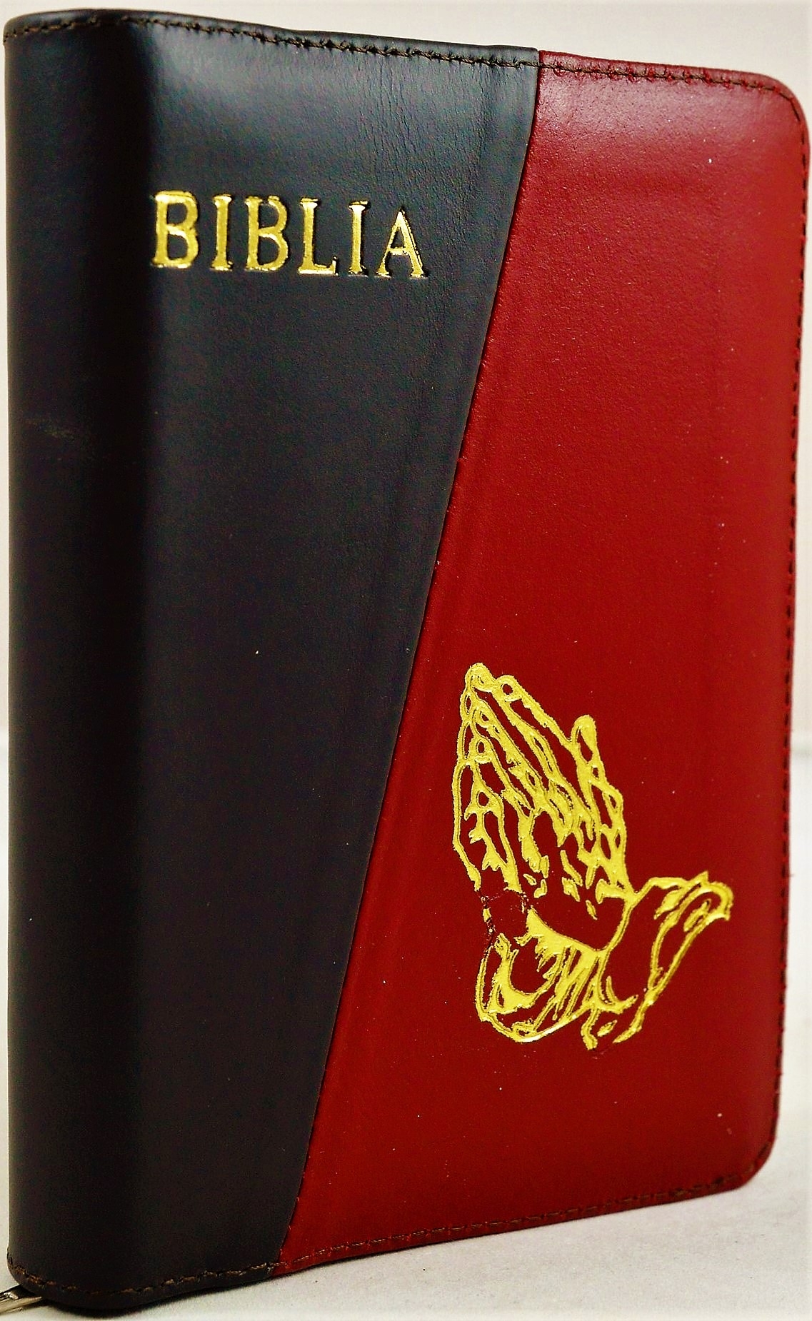 Biblie din piele, marime medie, culoare, negru cu roșu, simbol maini in rugaciune, fermoar, index, margini aurii, cuv. lui Isus cu rosu [SB 057 PFI]