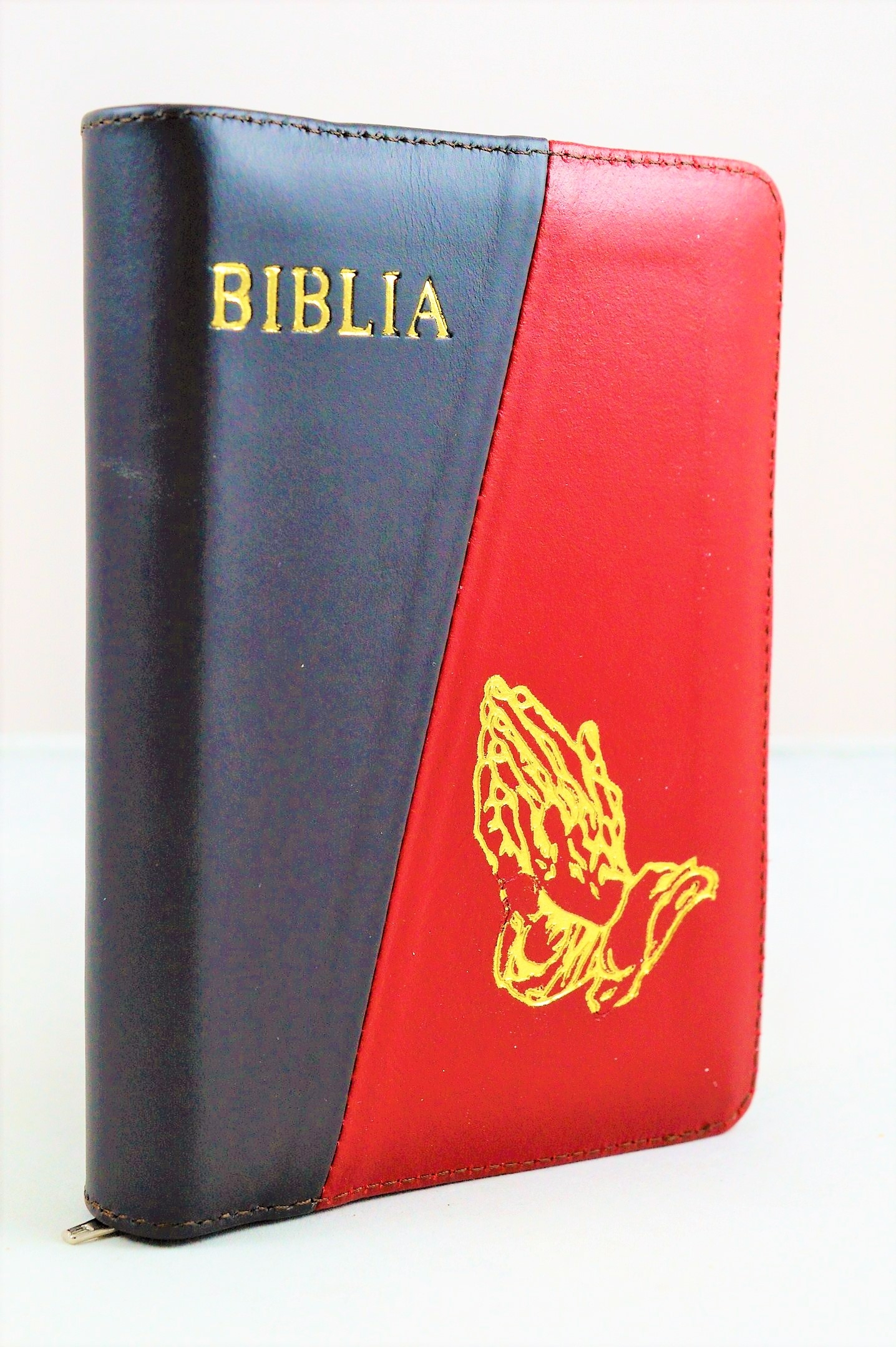Biblia format mic, din piele, culoare negru cu rosu, index, fermoar, margini argintii, simbol maini in rugaciune, cuv. lui Isus in rosu [047 PFI]