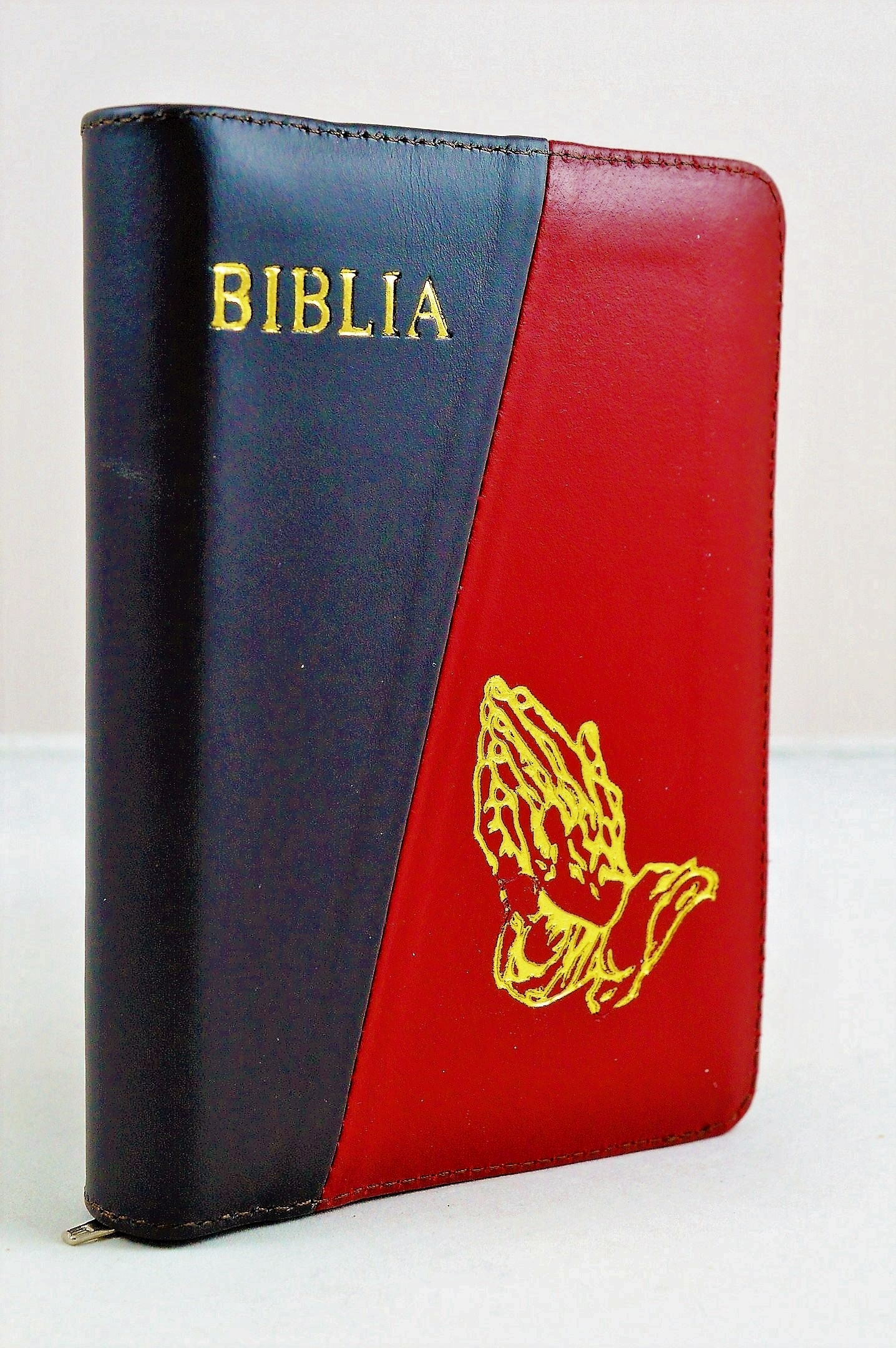 Biblia format mic, din piele, culoare negru cu rosu, index, fermoar, margini argintii, simbolul maini in ruga, cuv. lui Isus in rosu [047 PFI]