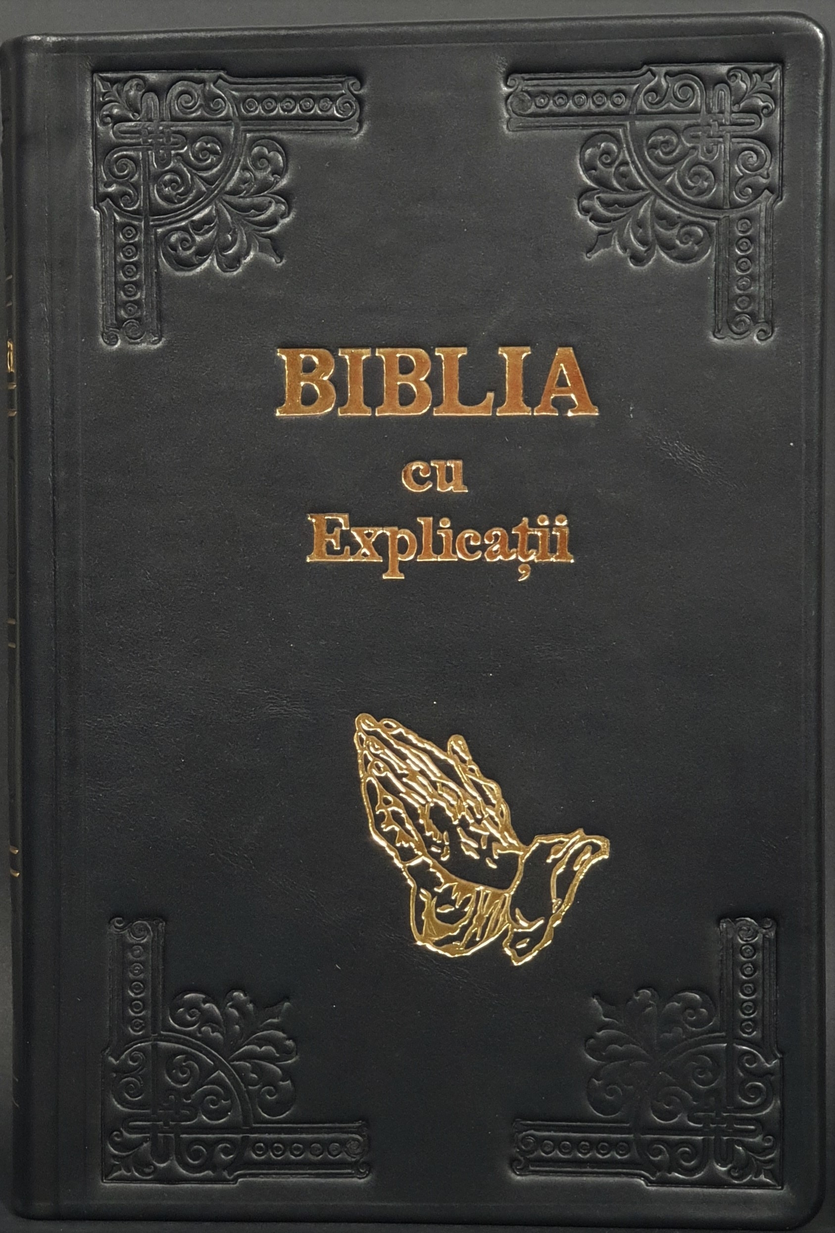 Biblia Handmade, mare, cu concordanta si explicatii, piele, culoare negru, aurita, index,simbol maini in rugaciune, cuv. lui Isus cu rosu [CO 77 HMI]