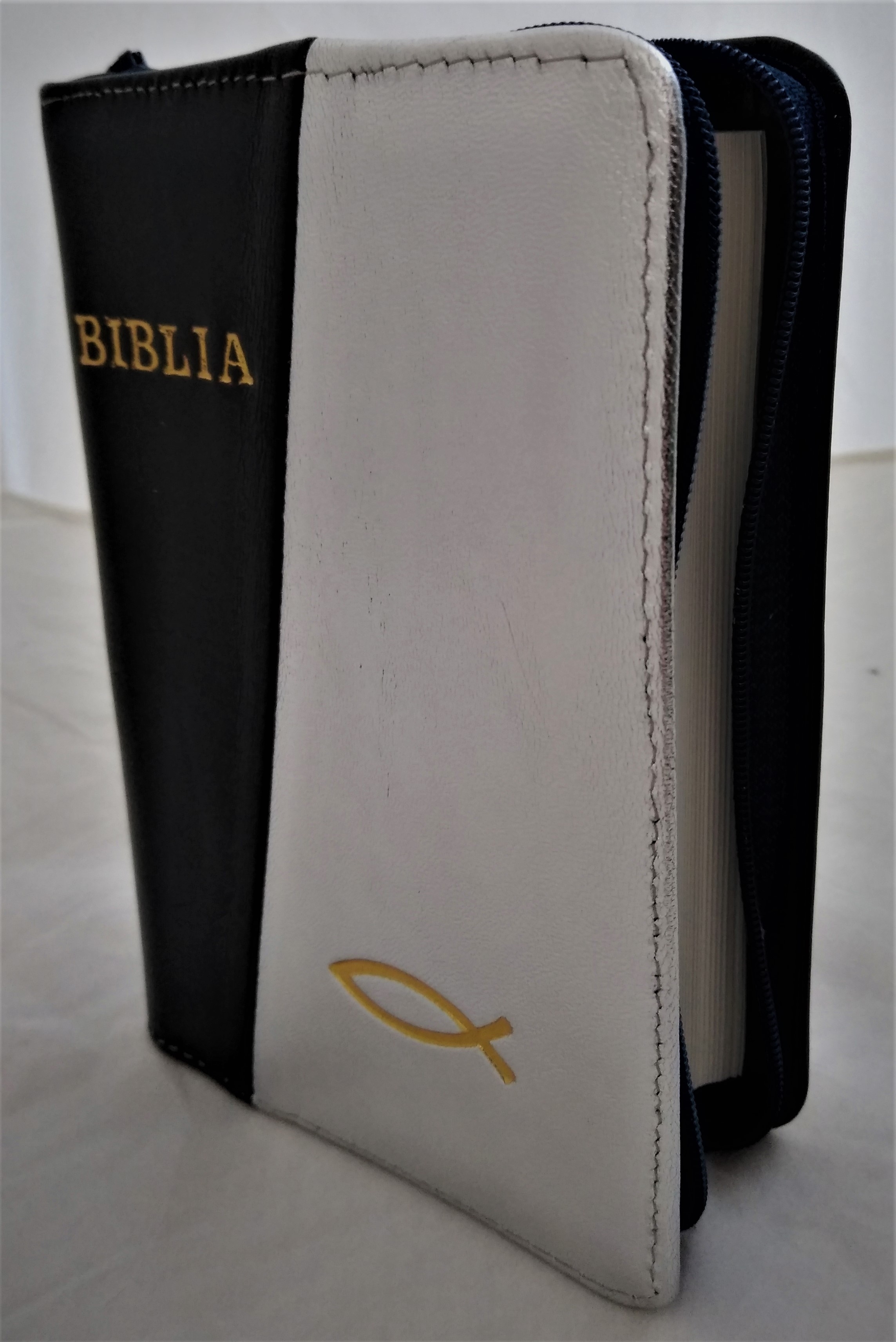 Biblie din piele, mica, culoare  negru /argintiu texturat, fermoar, margini albe, simbolul peste, cuv. lui Isus in rosu [043 PF]