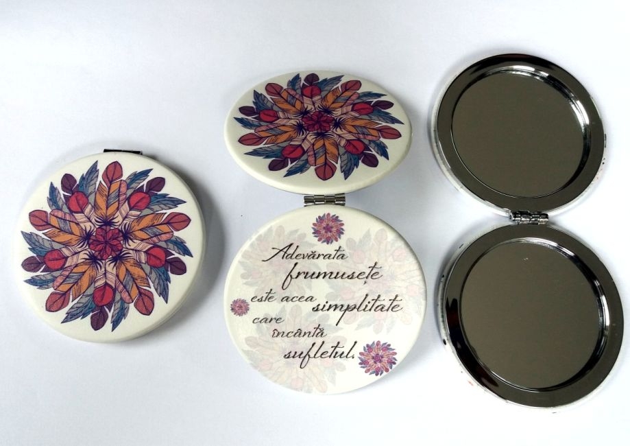 Oglinda de poseta - Adevarata frumusete este acea simplitate Oglinda de poseta - Adevarata frumusete este acea simplitate