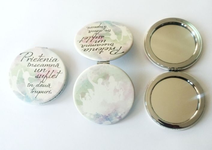 Oglinda de poseta - Prietenia inseamna un suflet in doua trupuri Oglinda de poseta - Prietenia inseamna un suflet in doua trupuri