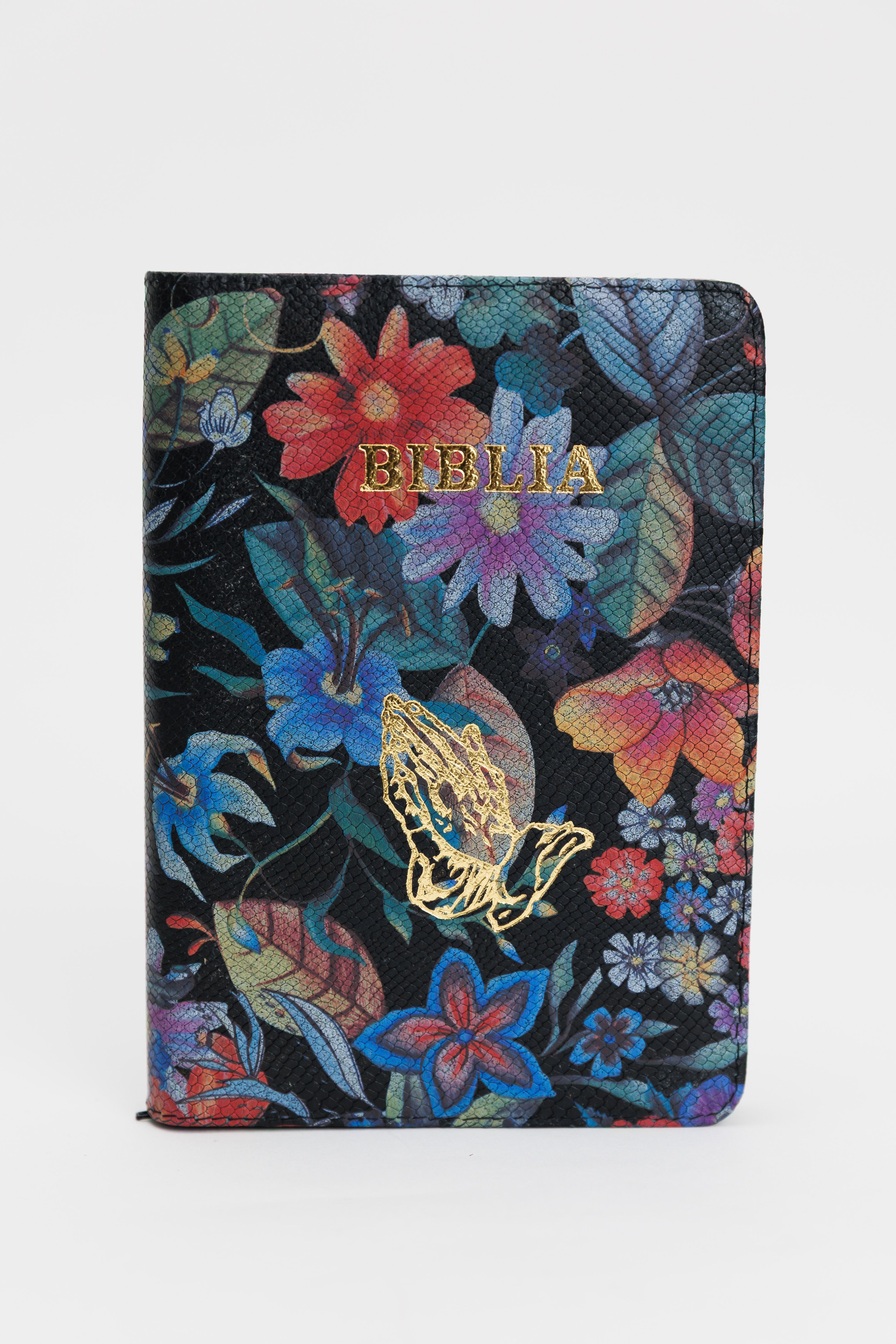 Biblie din piele, marime medie, culoare neagra cu flori, fermoar, index, margini aurii, maini in rugaciune, cuv. lui Isus cu rosu [SB 057 PFI]