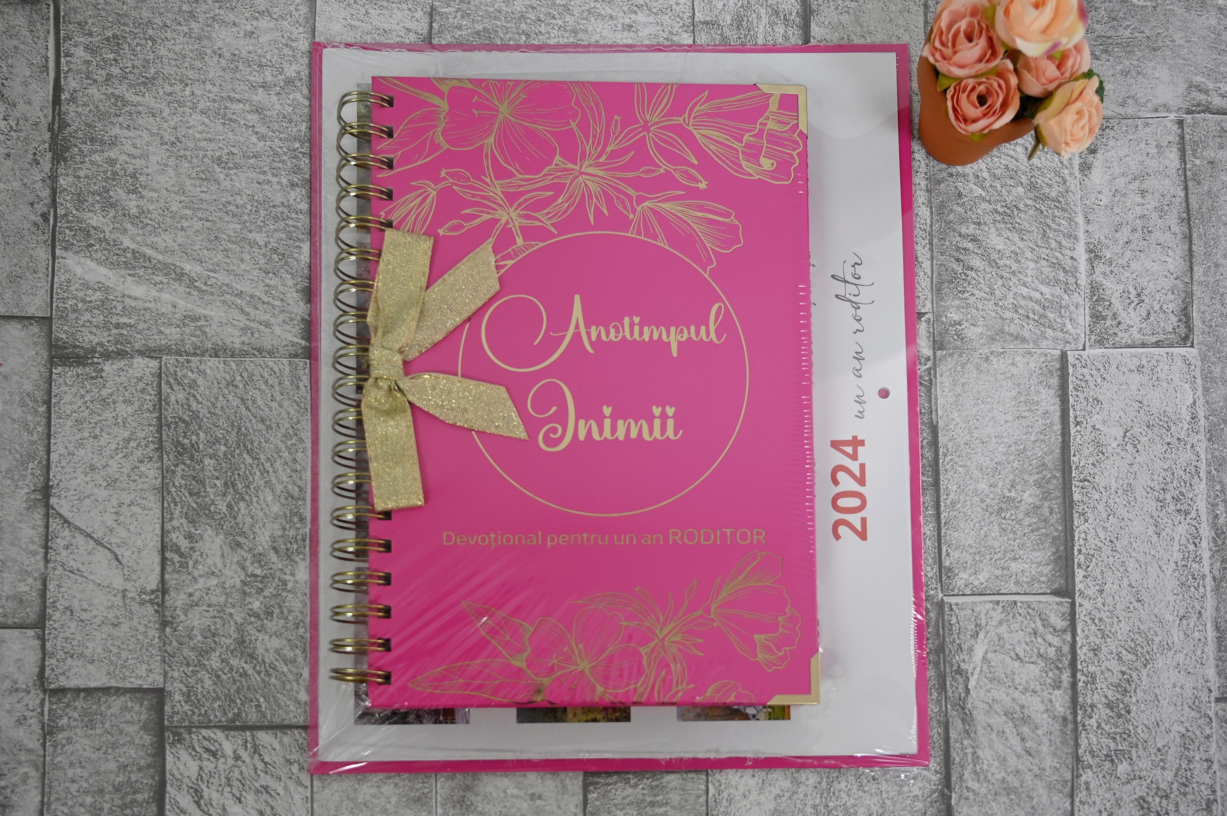 SET CADOU “ANOTIMPUL INIMII” - Agendă devoțională + calendar 2024 SET CADOU “ANOTIMPUL INIMII” - Agendă devoțională + calendar 2024