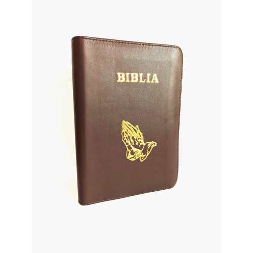 Biblie din piele, marime medie, maro, fermoar, index, margini aurii, simbol maini in rugaciune, cuv. lui Isus cu rosu [SB 057 PFI]
