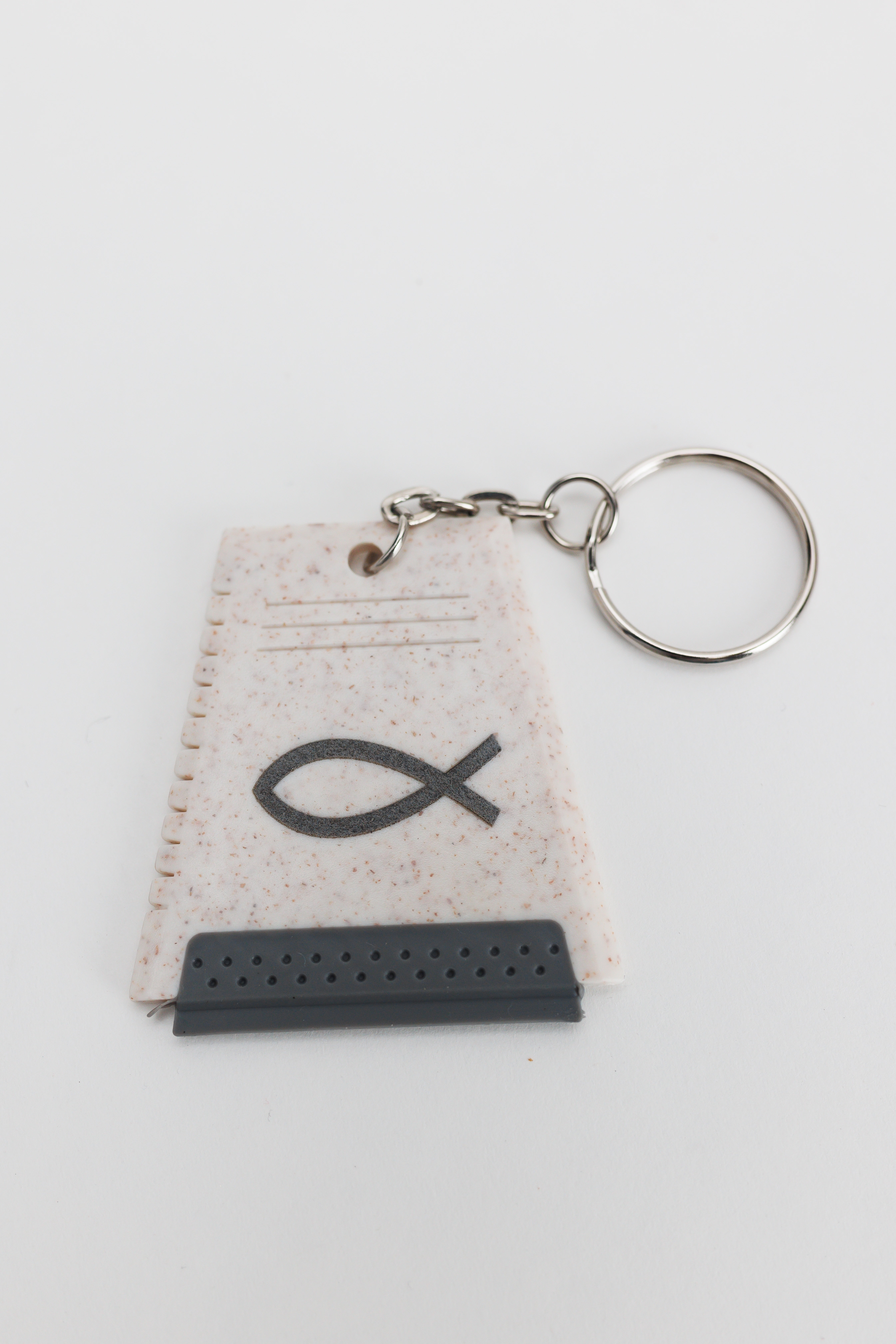 Breloc racleta din plastic - pește gri Breloc racleta din plastic - pește gri