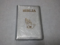 Biblie din piele, mica, argintiu, fermoar, cu maini [043]