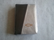 Biblie din piele, mica, gri/argintiu, fermoar, cu peste [043]