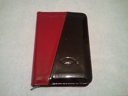 Biblia din piele, mica, rosu/negru lacuita, fermoar, cu peste [043]