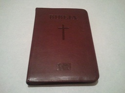 Biblia marime mare, din piele, maro inchis, cu fermoar, cu cruce Biblia marime mare, din piele, maro inchis, cu fermoar, cu cruce