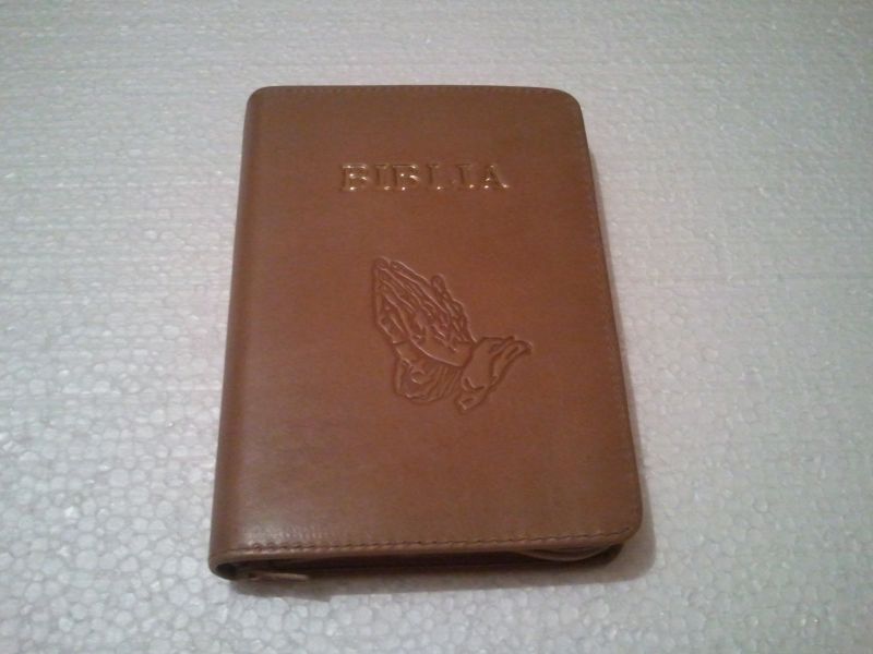 Biblia din piele, mica, bej, fermoar, cu maini [043]