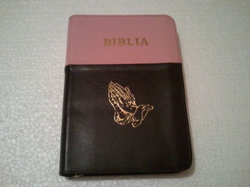 Biblia din piele, marime medie, roz-maro, fermoar, cu maini [053]