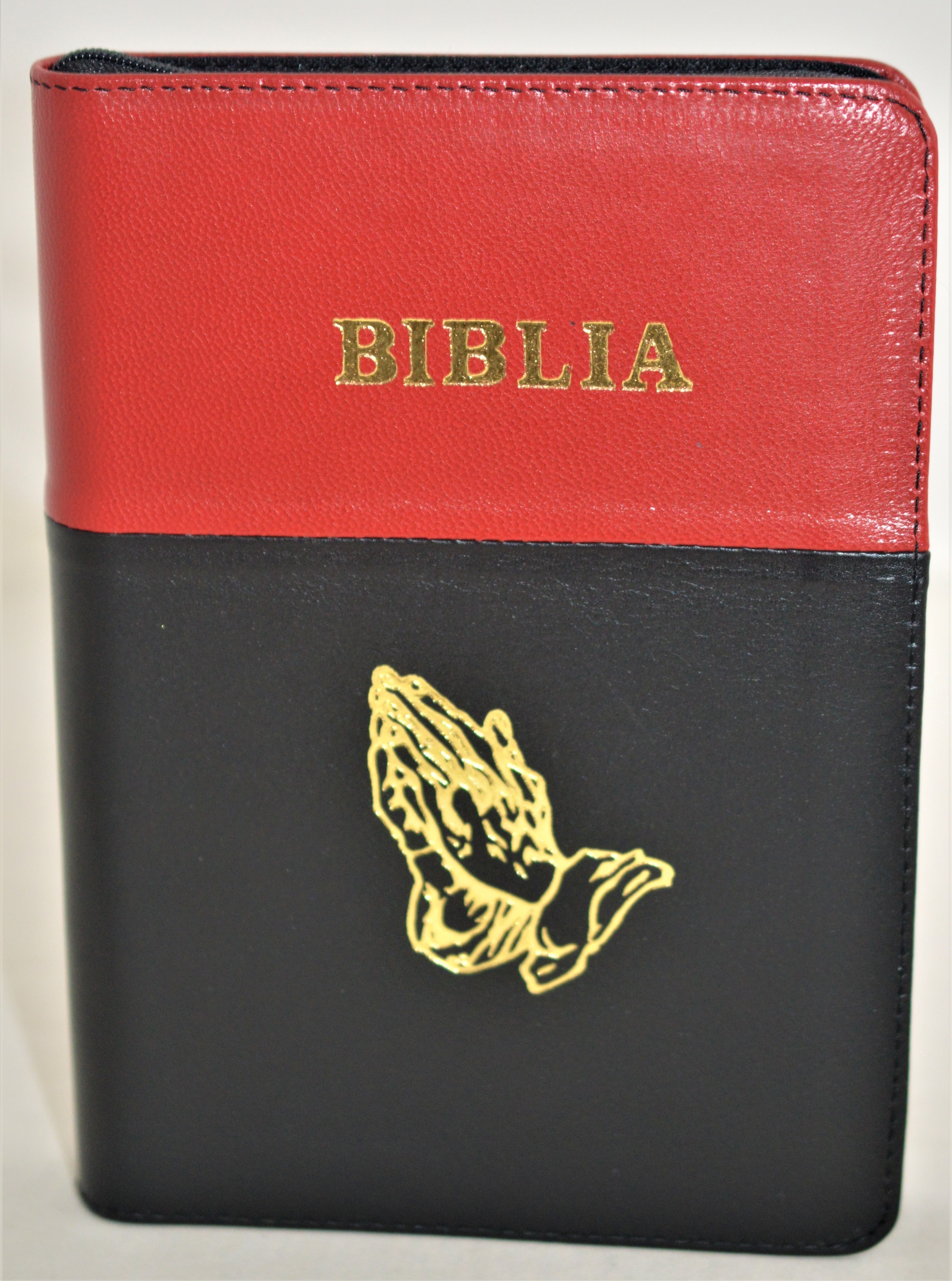 Biblie din piele,marime mica, culoare rosu inchis cu negru, fermoar, margini albe, simbolul maini in rugaciune, cuv. lui Isus in rosu [043 PF]