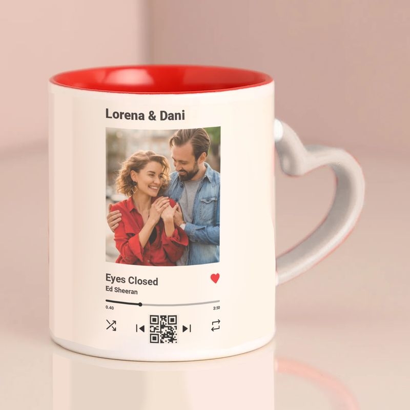 Cana personalizată cu toartă inimă și interior color, poză și două nume – Melodie cu codul QR Cana personalizată cu toartă inimă și interior color, poză și două nume – Melodie cu codul QR