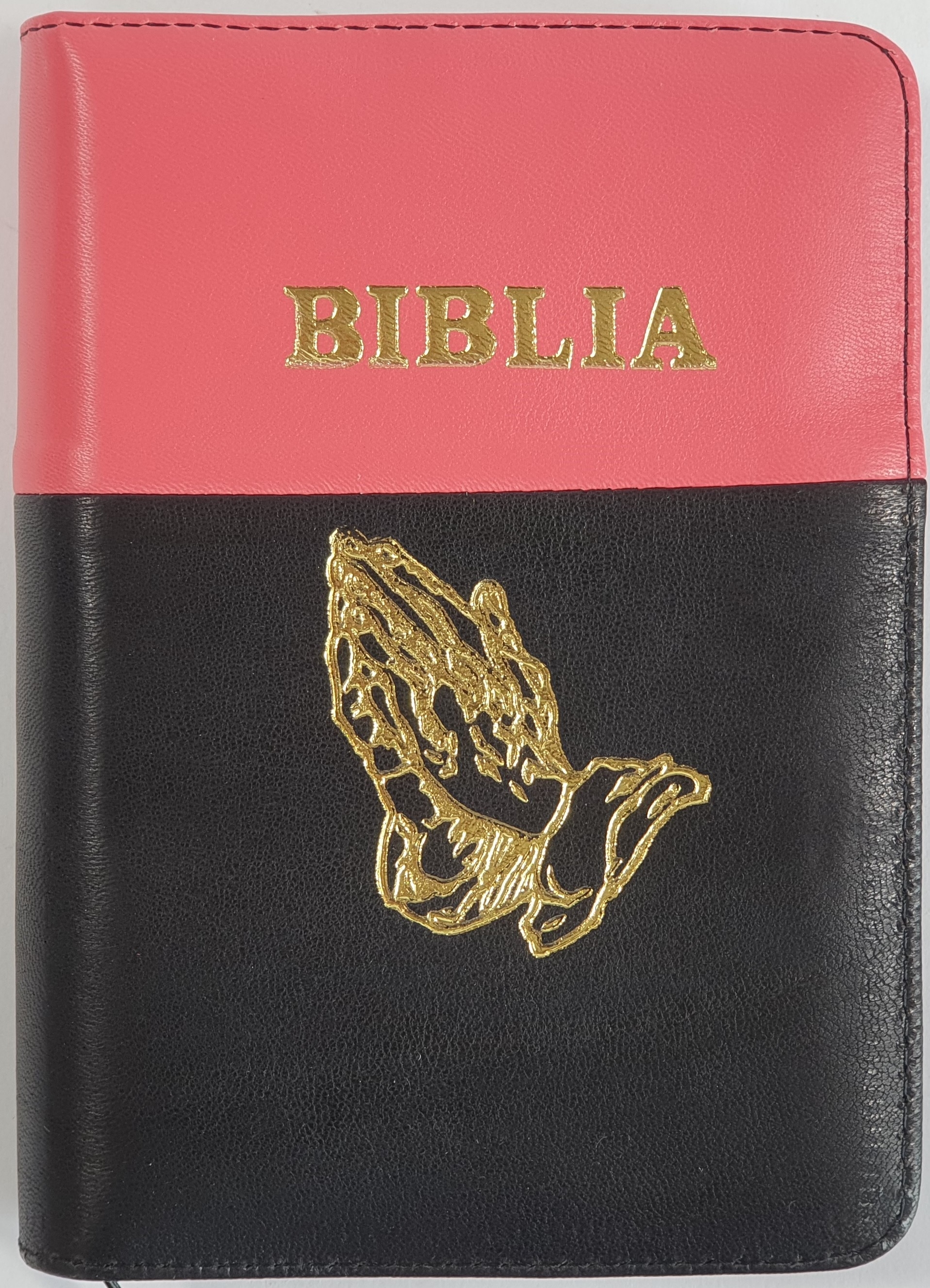 Biblia format mic, din piele, culoare roz cu negru, index, fermoar, margini argintii, simbol maini in rugaciune, cuv. lui Isus in rosu [047 PFI]