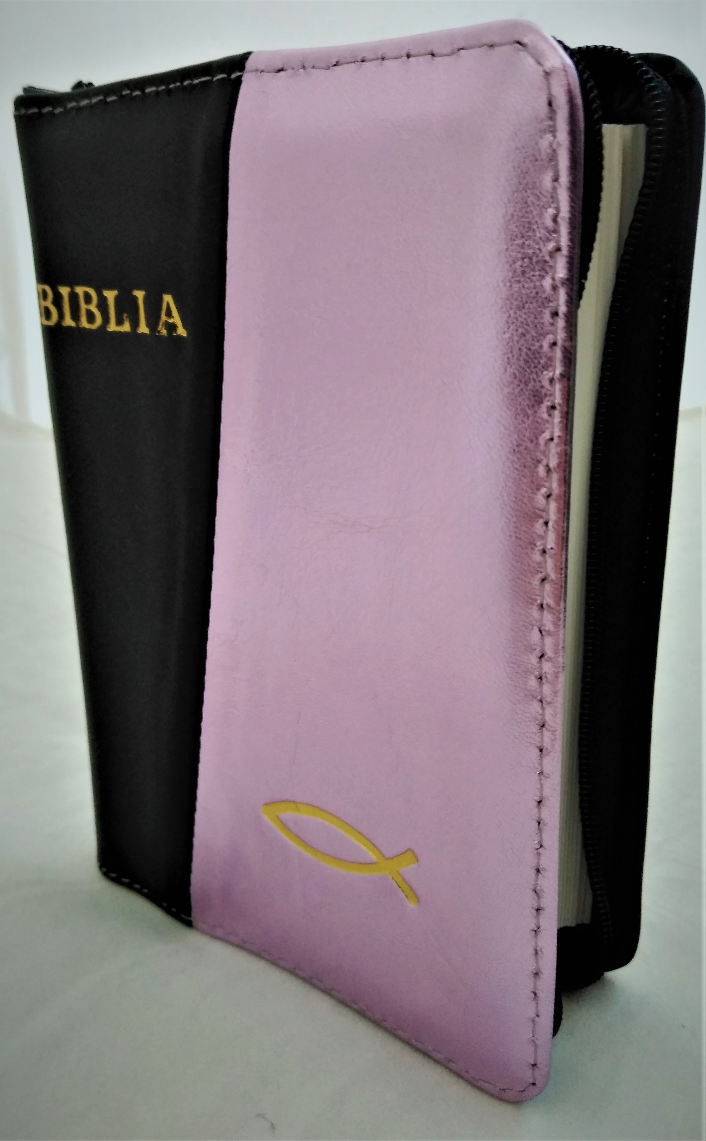 Biblie din piele, mica, culoare  negru / roz sidefat texturat, fermoar, margini albe, simbolul peste, cuv. lui Isus in rosu [043 PF]