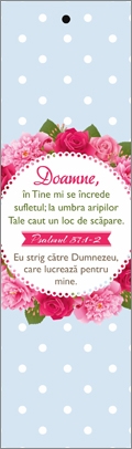 Semn de carte cu panglica albastru deschis, verset - "Doamne, în Tine mi se încrede sufletul; la umbra aripilor Tale caut un loc de scăpare. Eu strig către Dumnezeu, care lucrează pentru mine." Psalmul 57:1-2 [06]